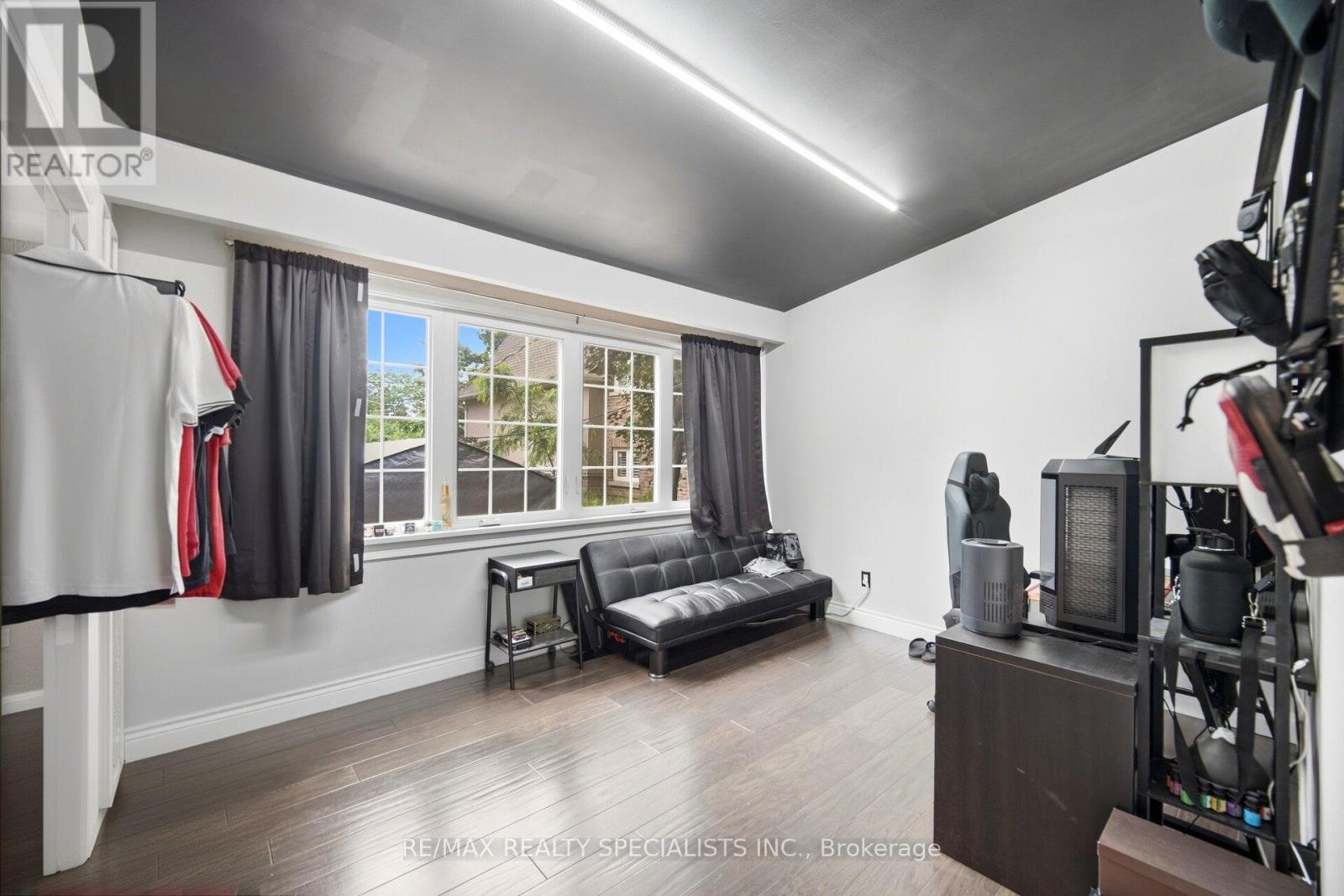 709 QUEENSWAY W - 11