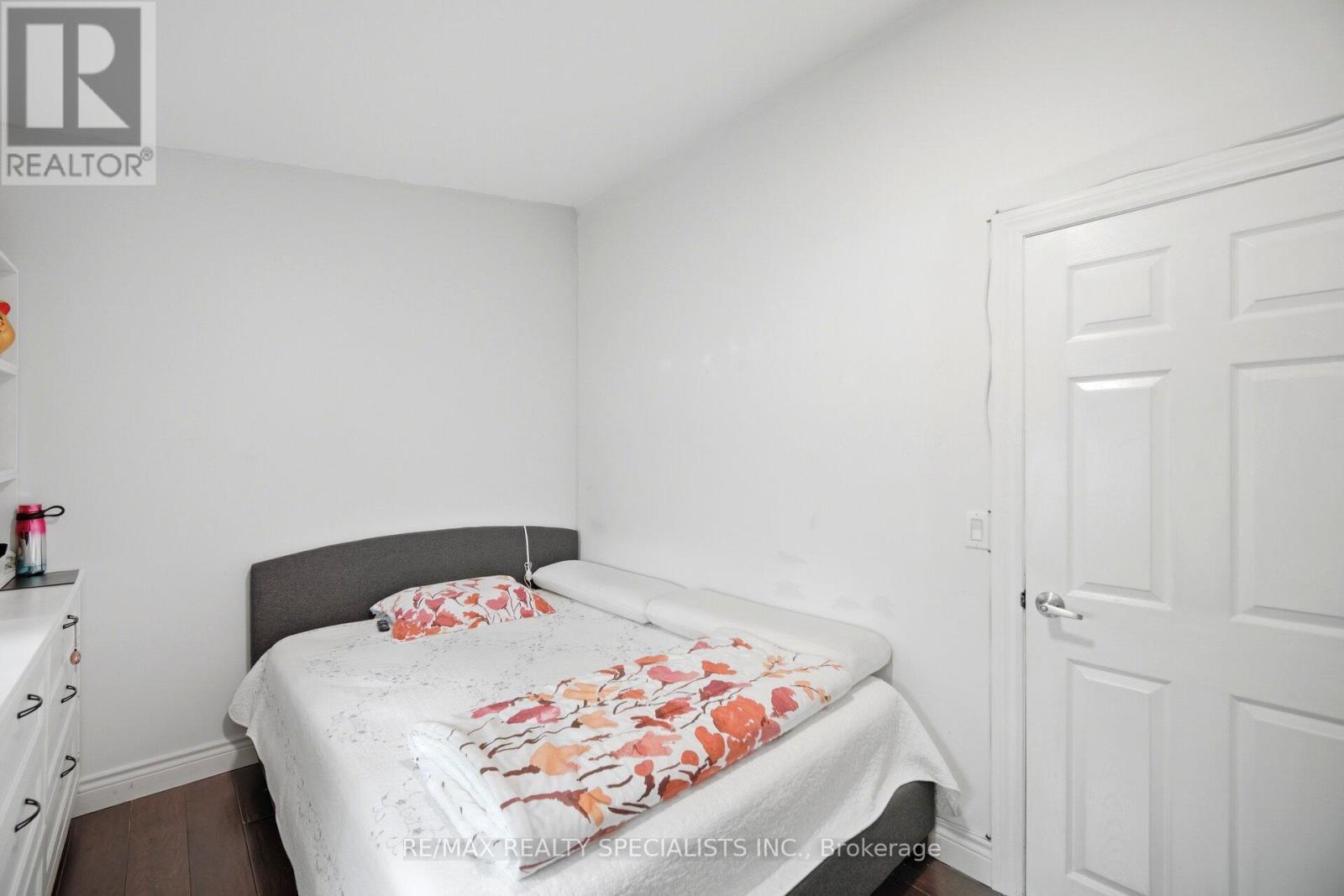 709 QUEENSWAY W - 14