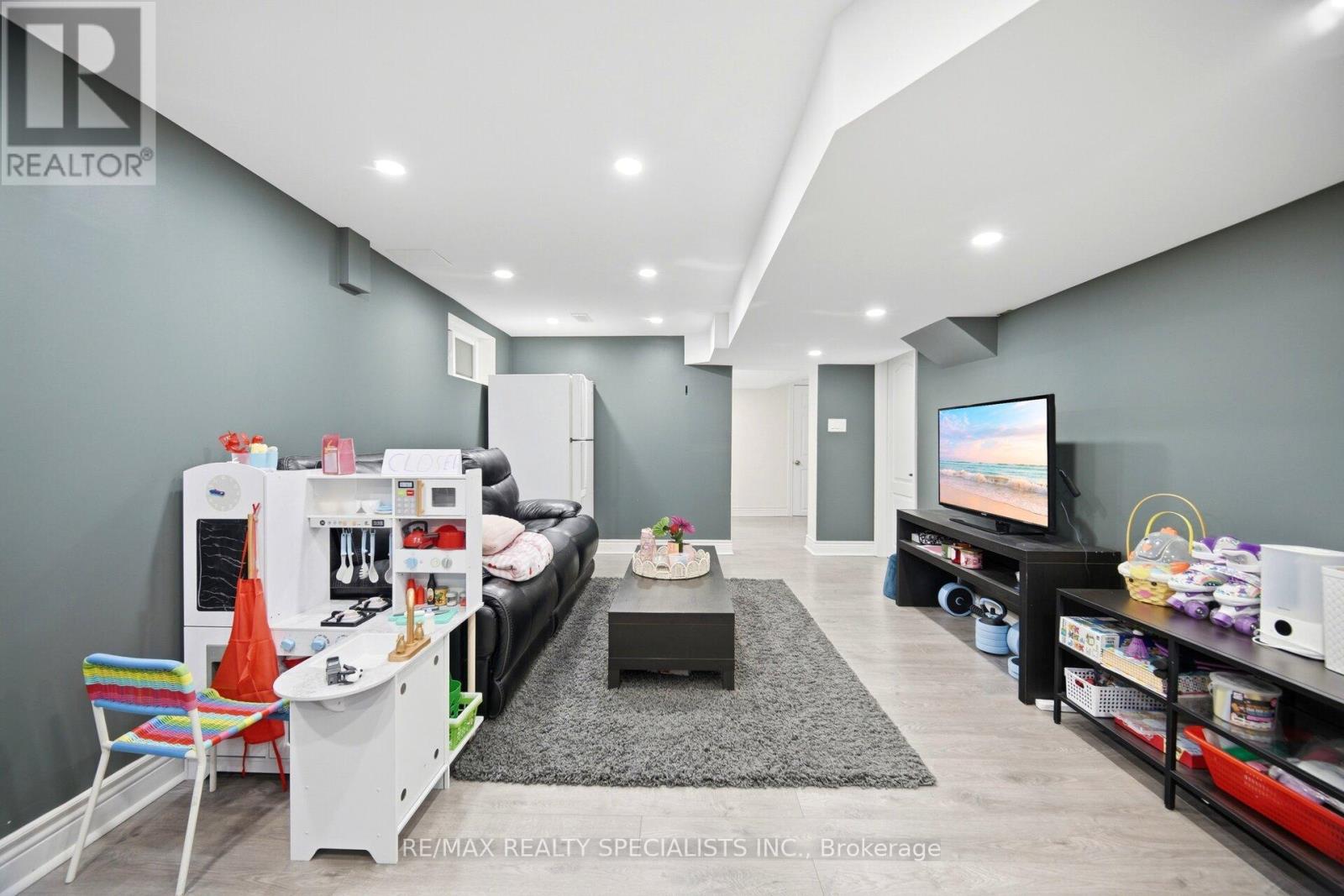 709 QUEENSWAY W - 16