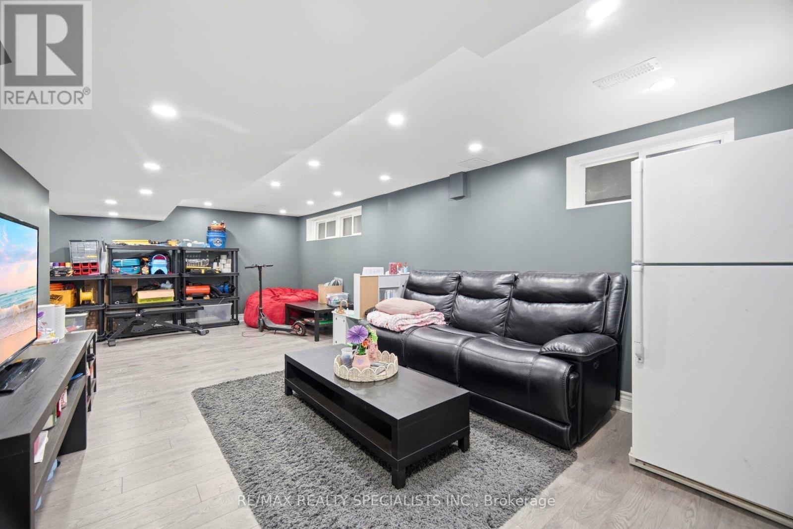 709 QUEENSWAY W - 17
