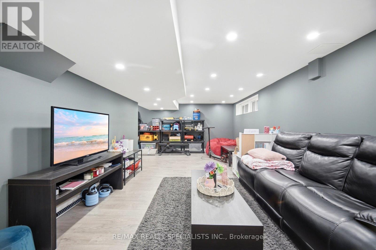709 QUEENSWAY W - 18