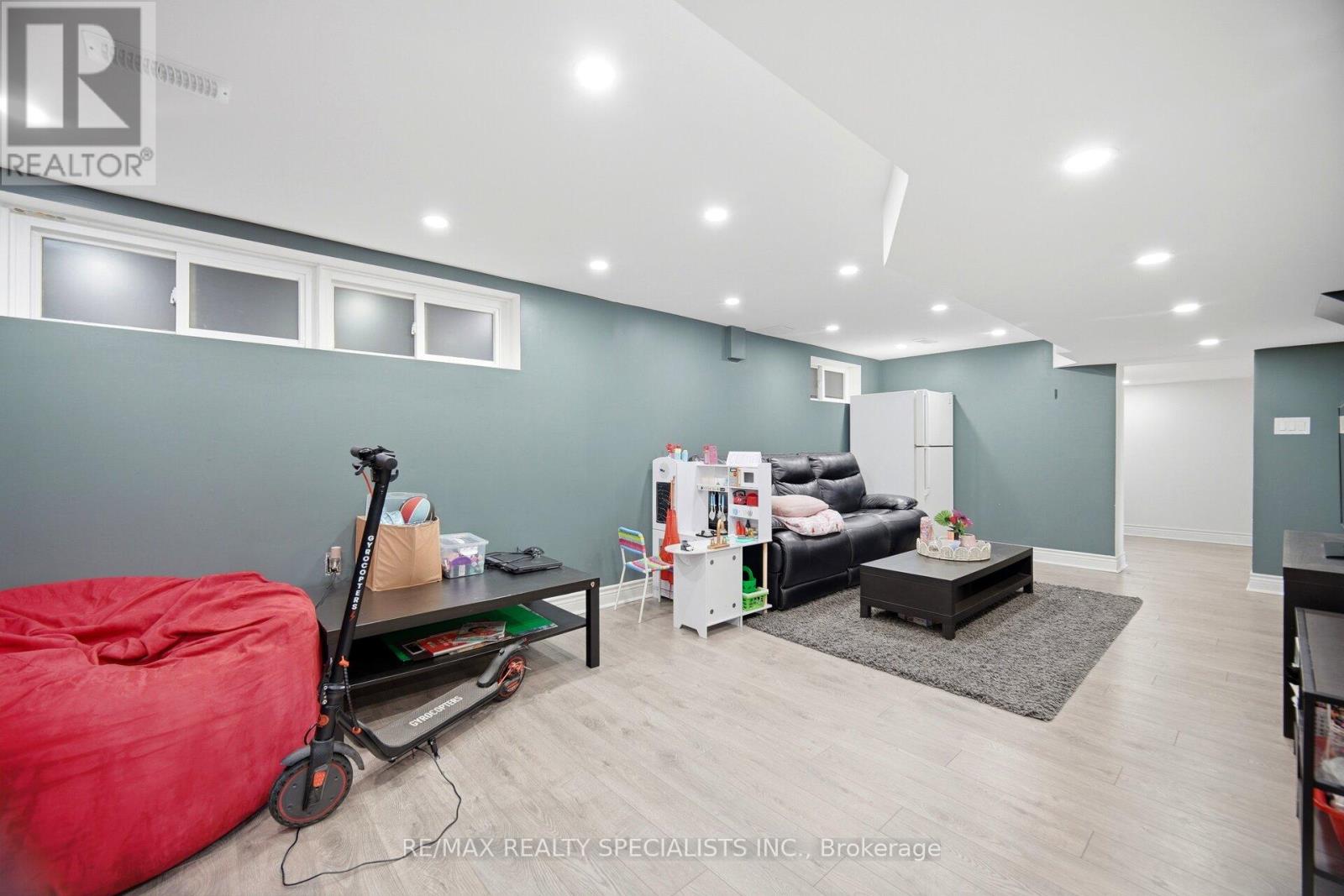 709 QUEENSWAY W - 19