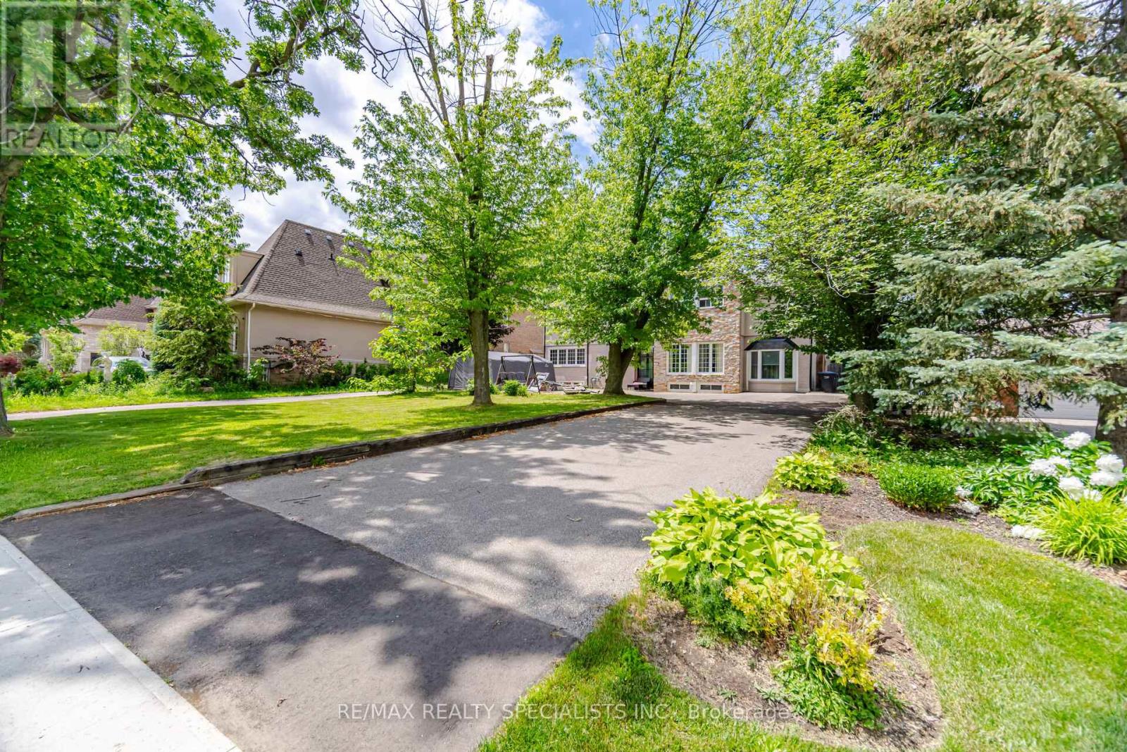 709 QUEENSWAY W - 2