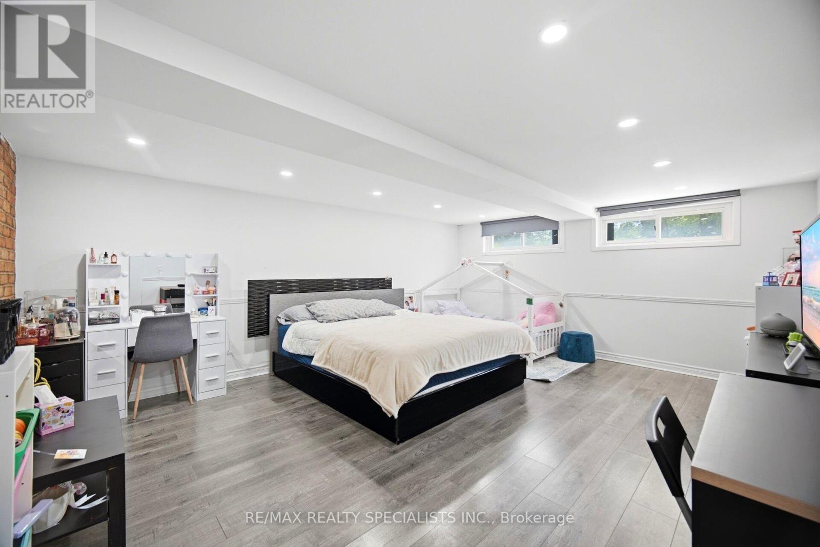 709 QUEENSWAY W - 20