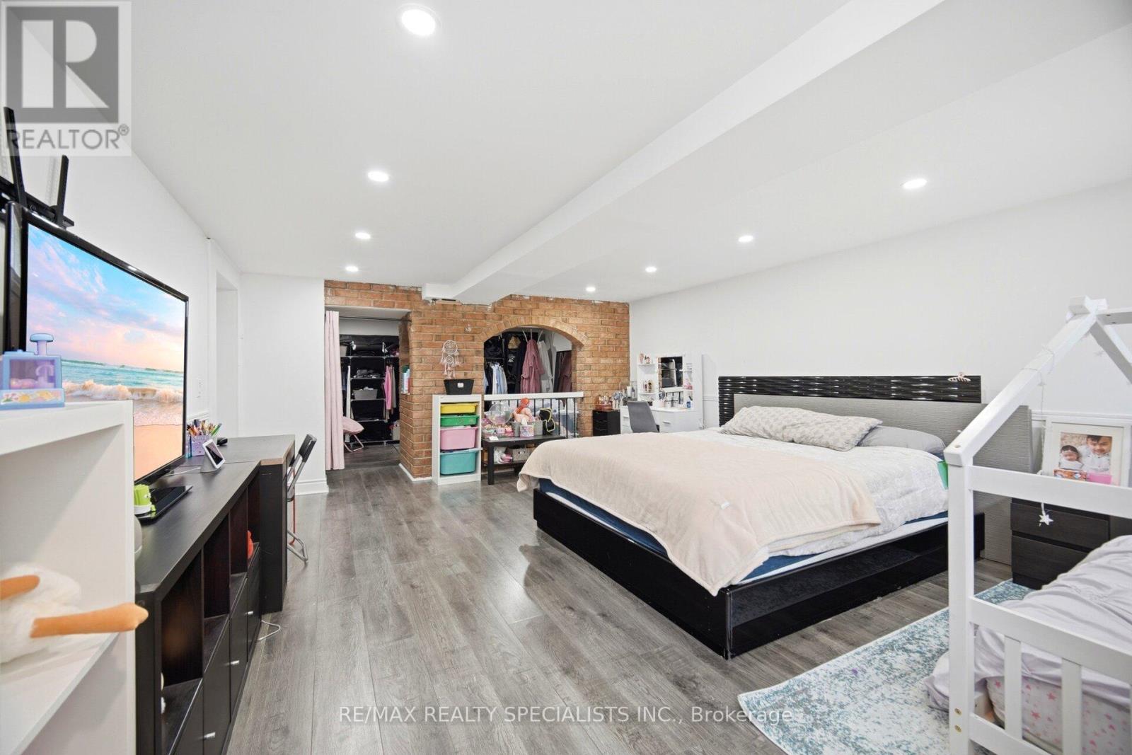 709 QUEENSWAY W - 21