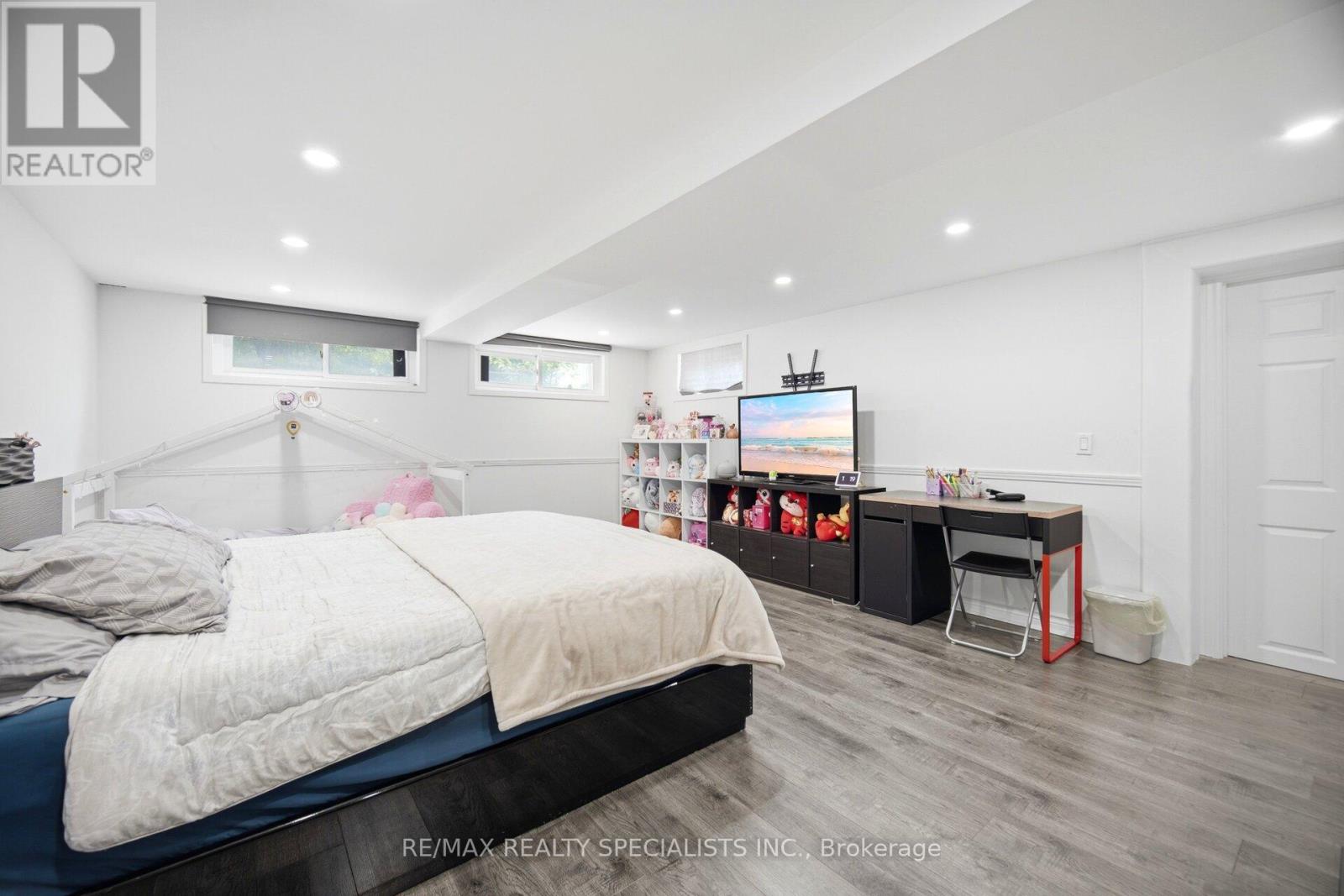 709 QUEENSWAY W - 23