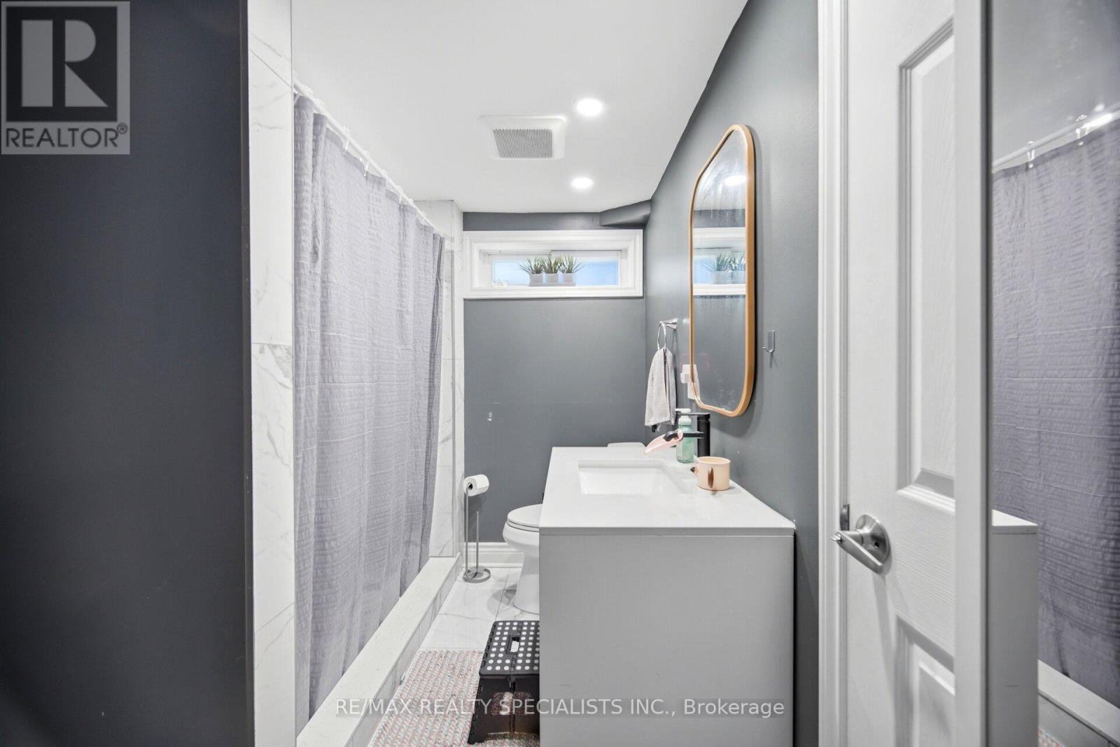 709 QUEENSWAY W - 24