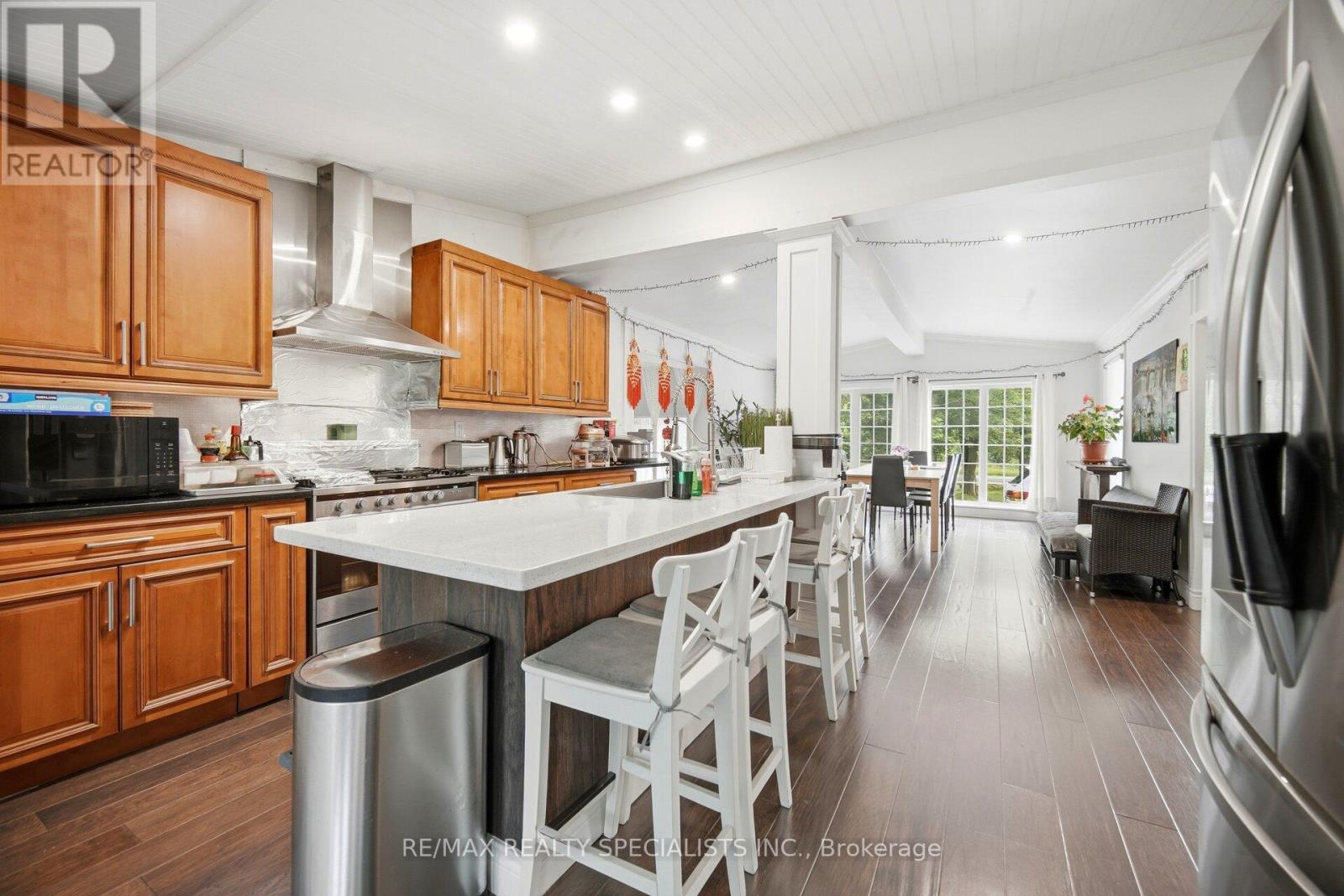 709 QUEENSWAY W - 4