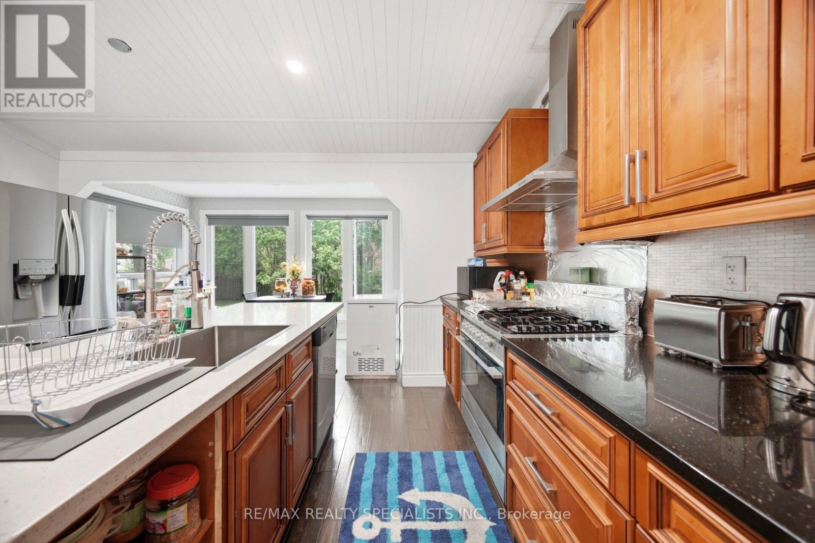 709 QUEENSWAY W - 5