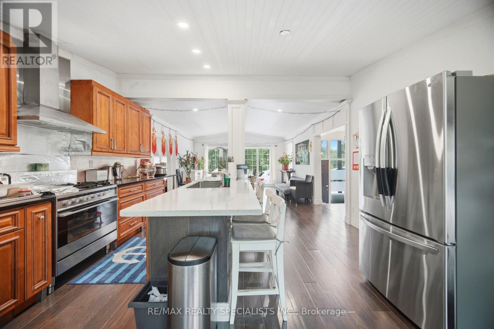 709 QUEENSWAY W - 6