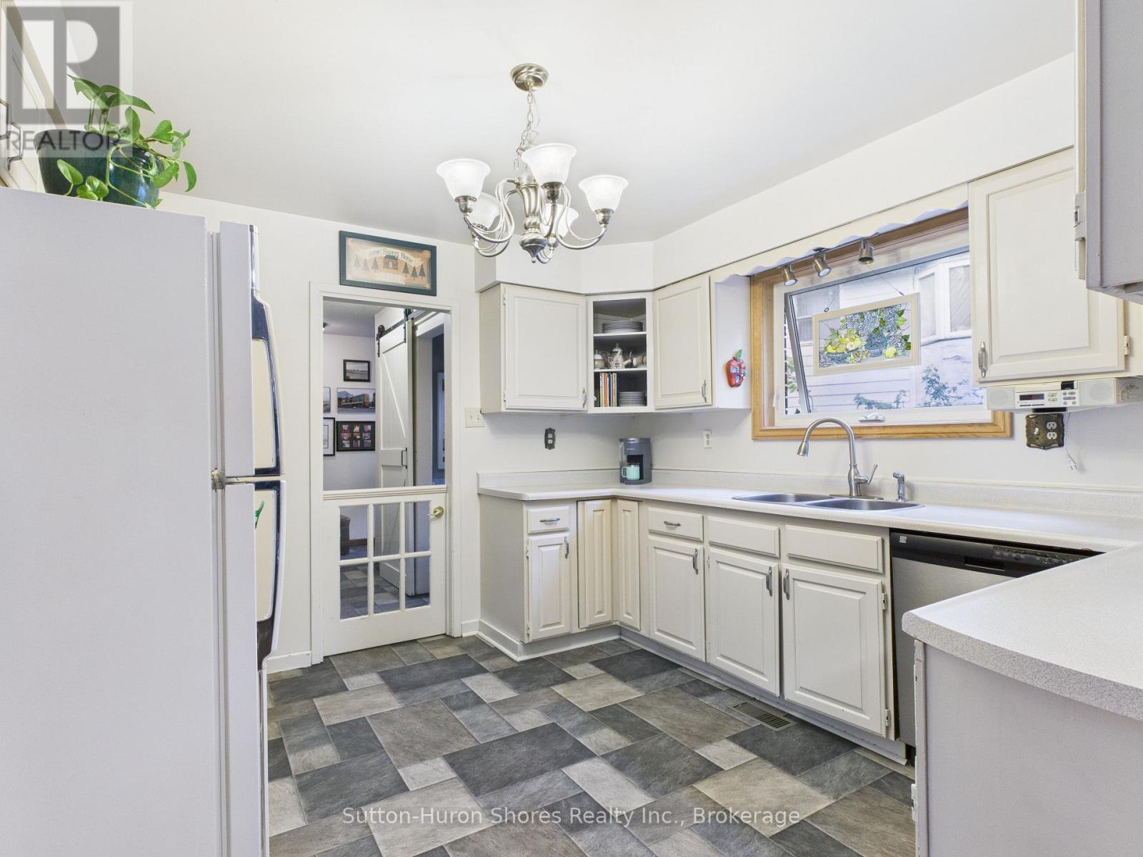 341 WELLINGTON STREET - 14