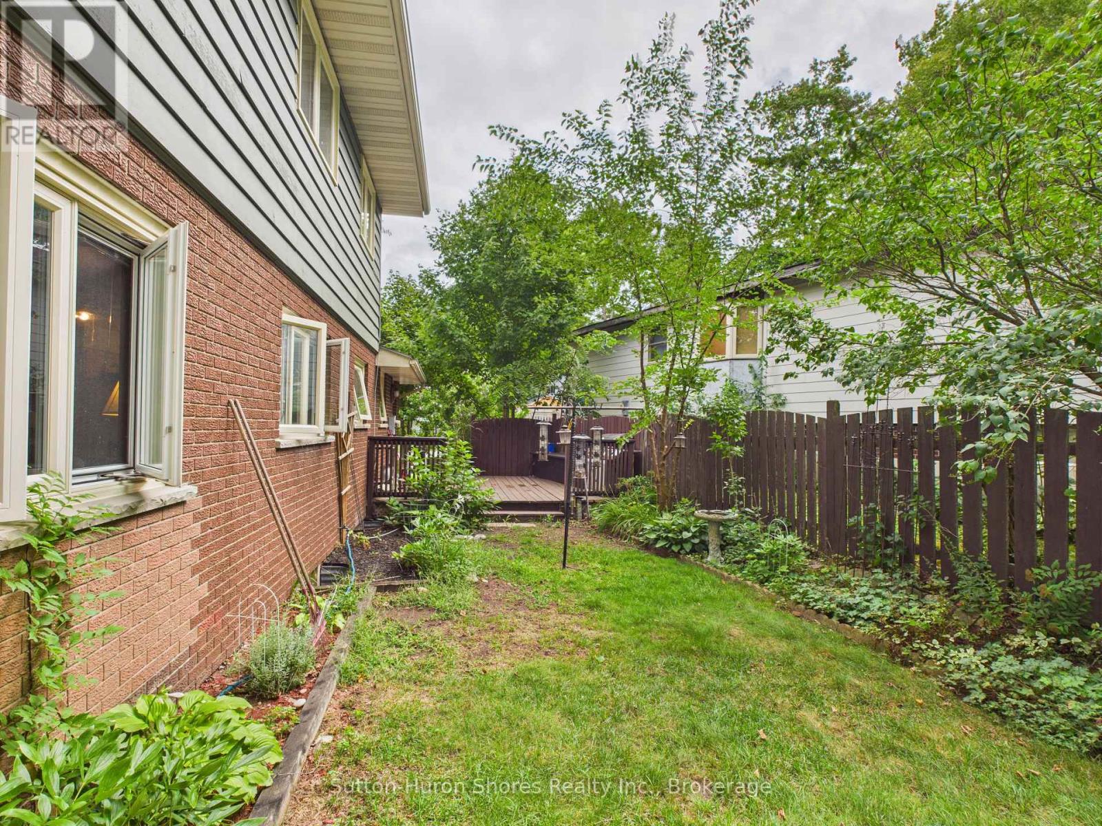 341 WELLINGTON STREET - 23