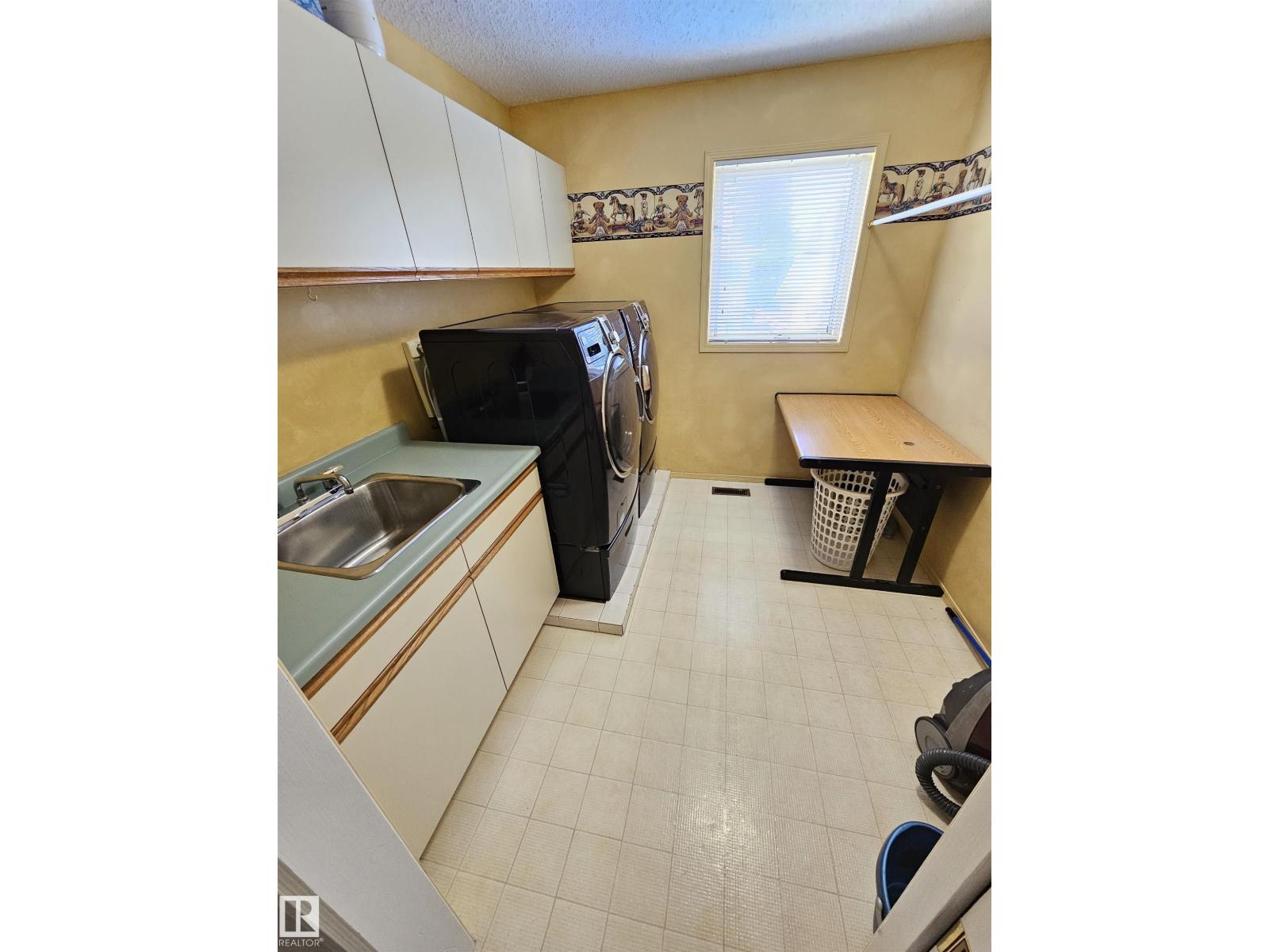 15 PAQUETTE PL - 17