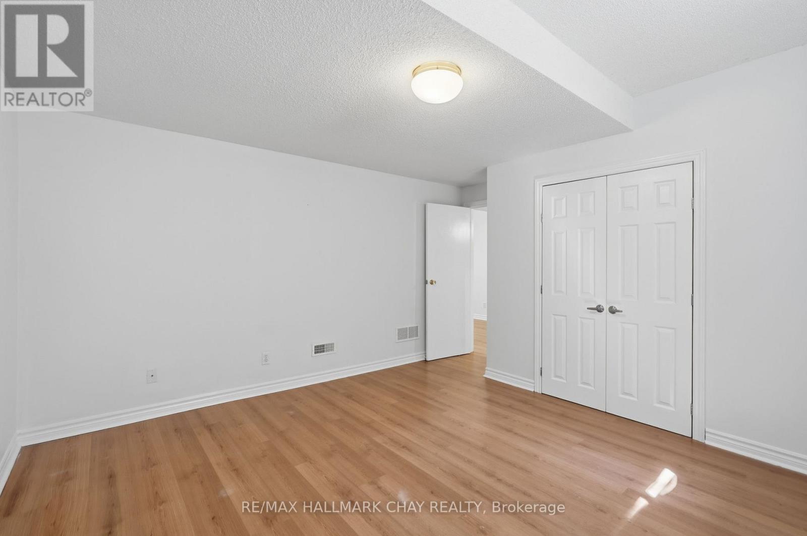 109 SOVEREIGNS GATE - 33