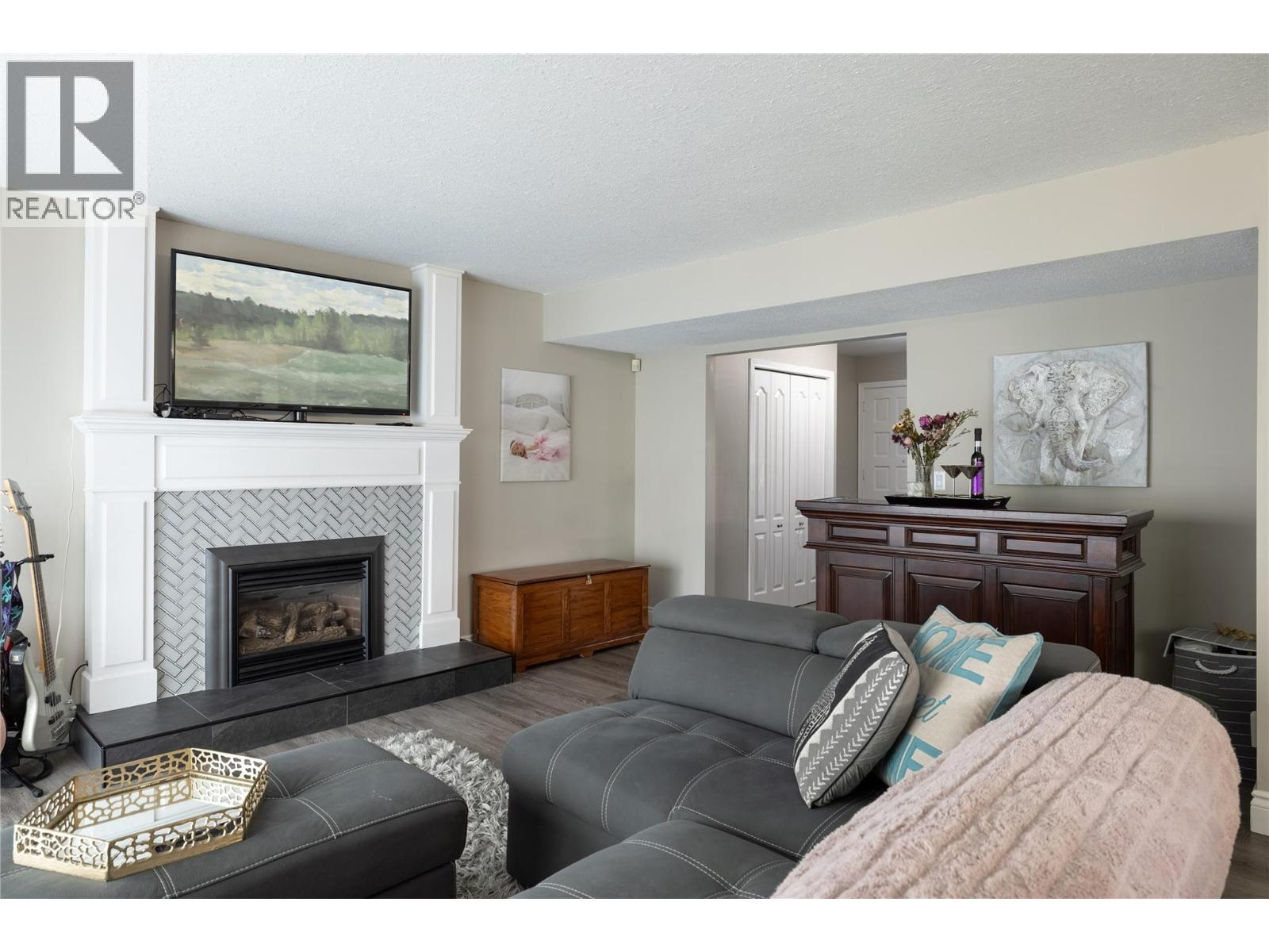2904 24 Street - 10