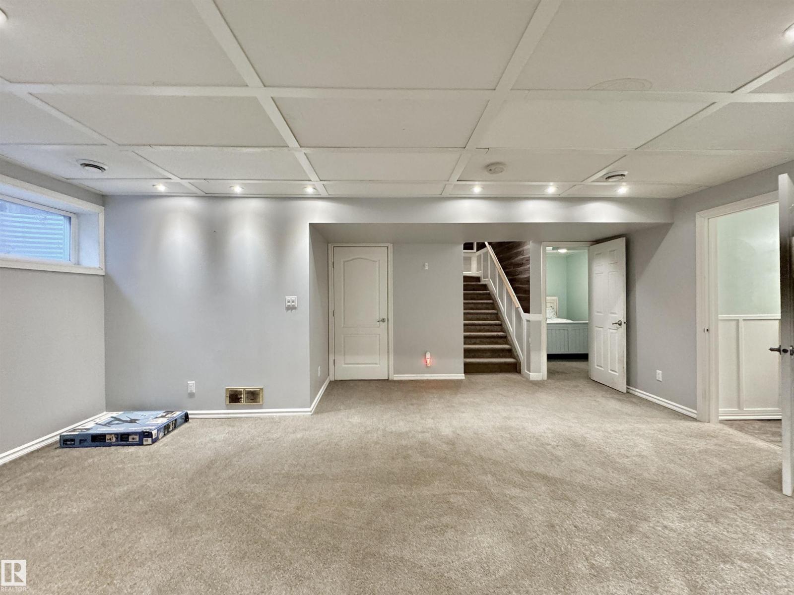105 GREYSTONE CR - 35