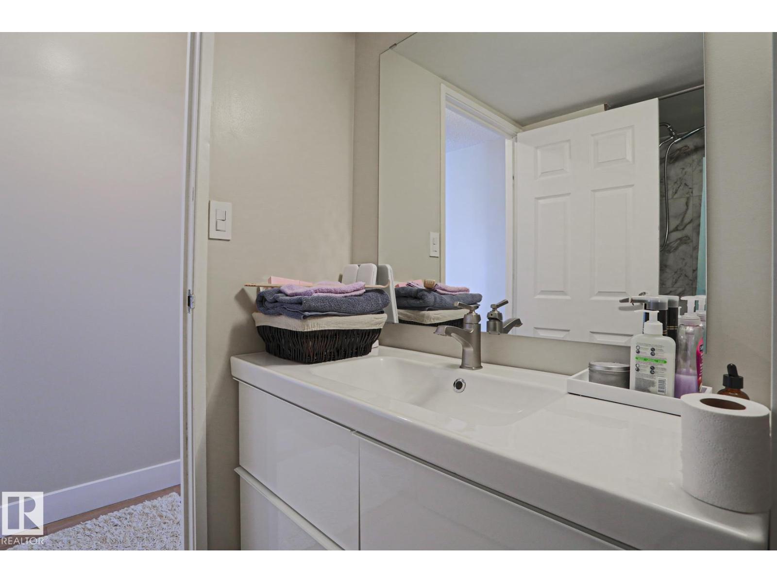 #20 8735 165 ST NW NW - 14