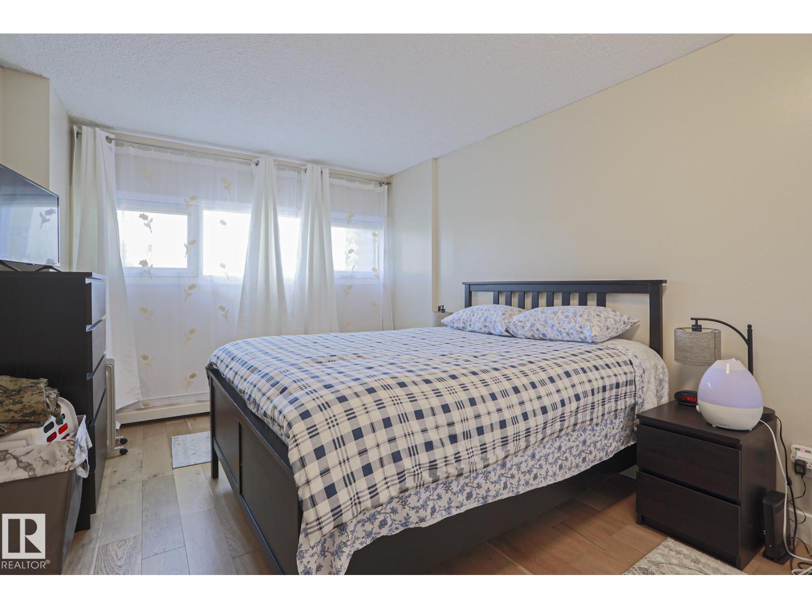 #20 8735 165 ST NW NW - 15