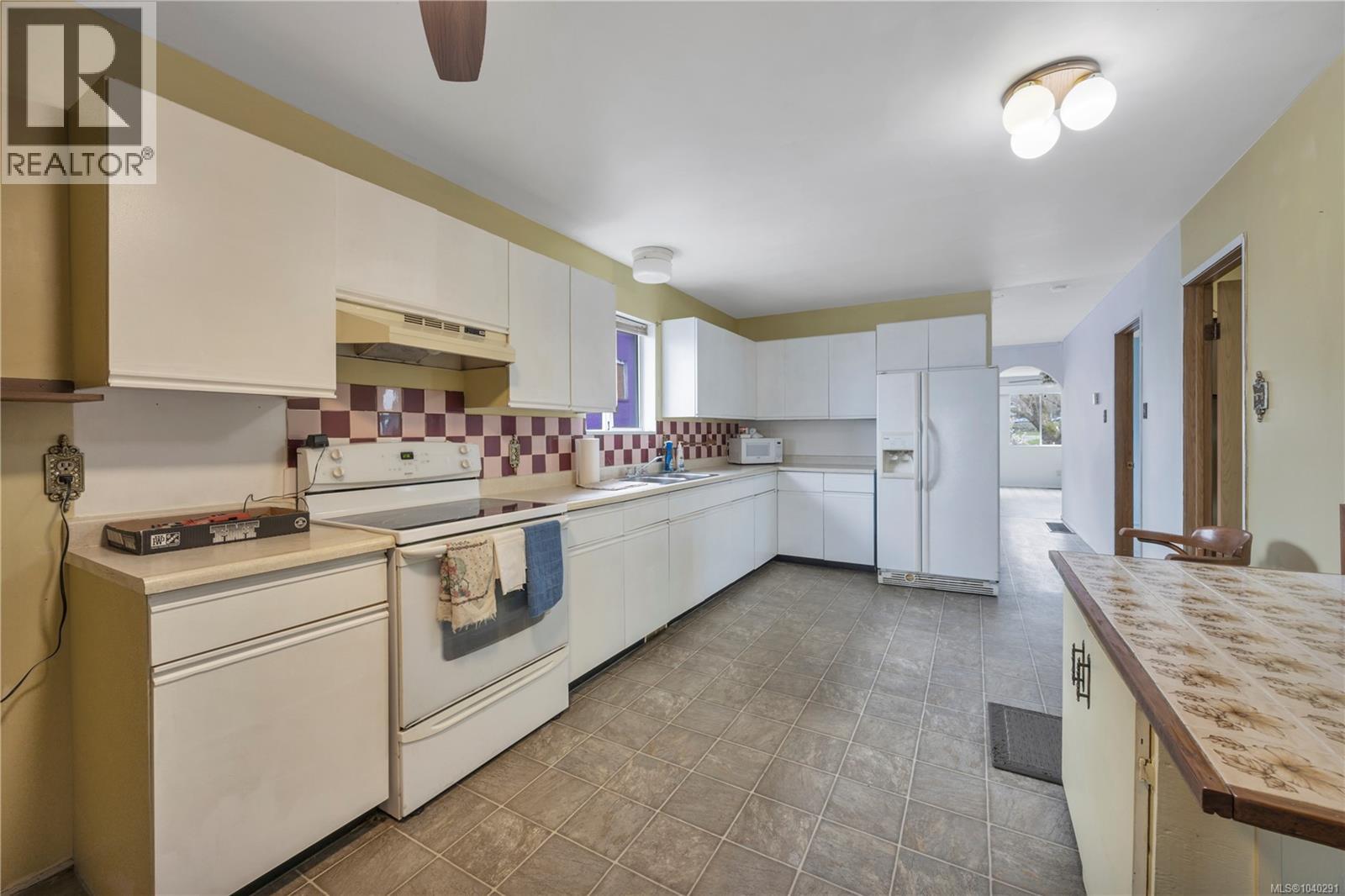 229 Irwin St - 18