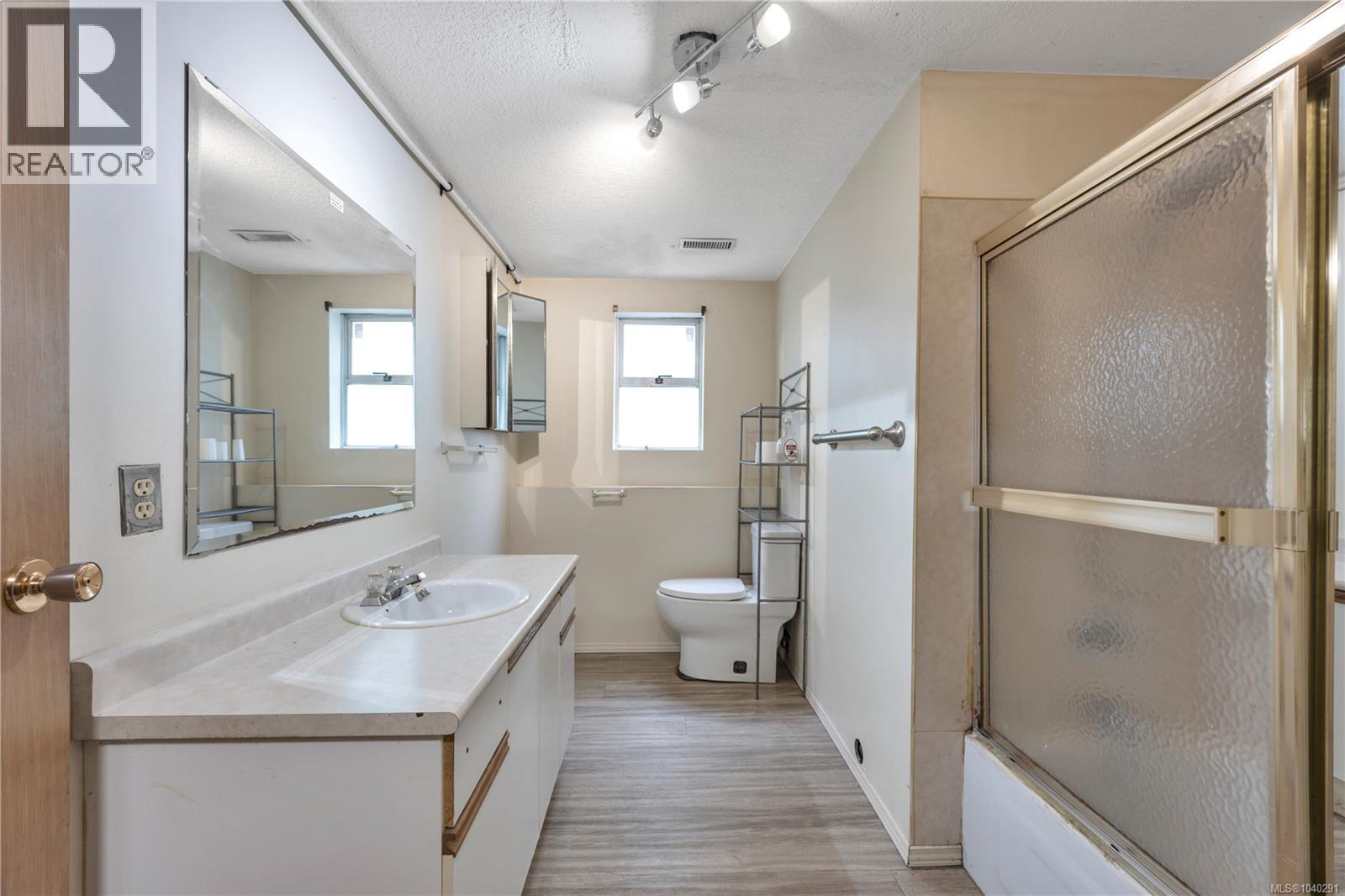 229 Irwin St - 34