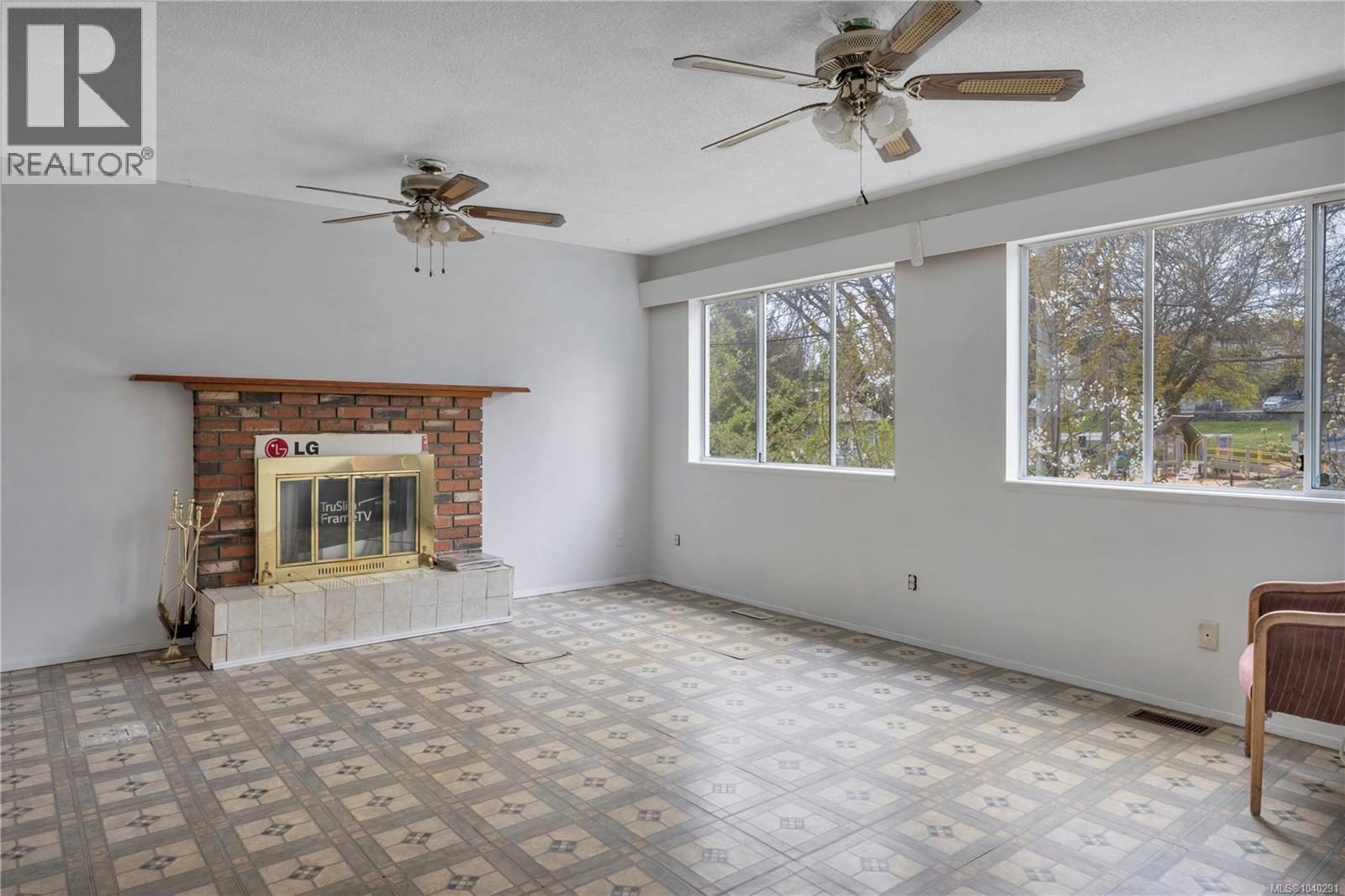 229 Irwin St - 4
