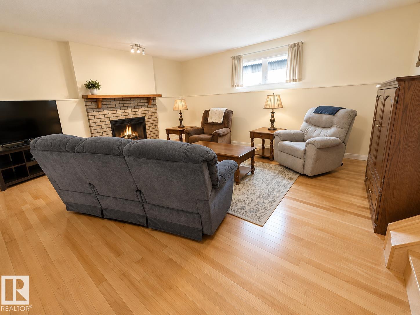1 MUNRO CO — photo 18