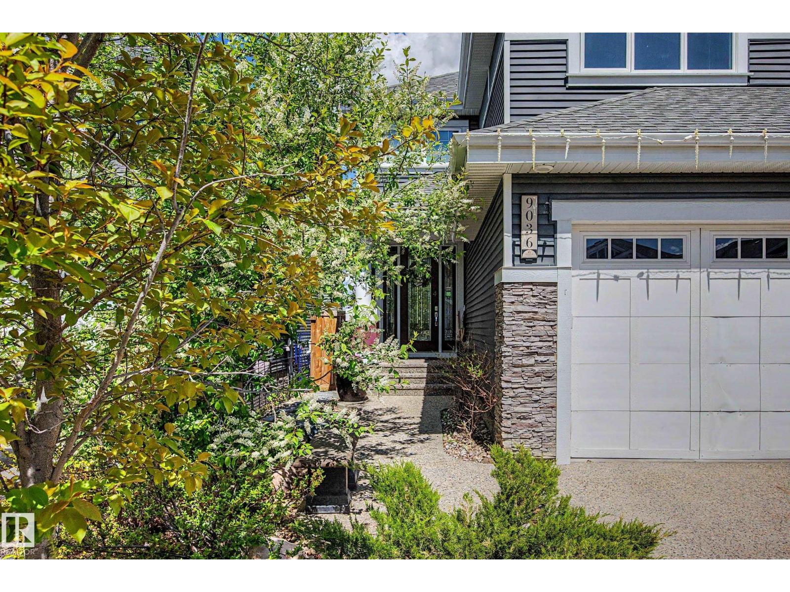 9036 24 AV SW - 2