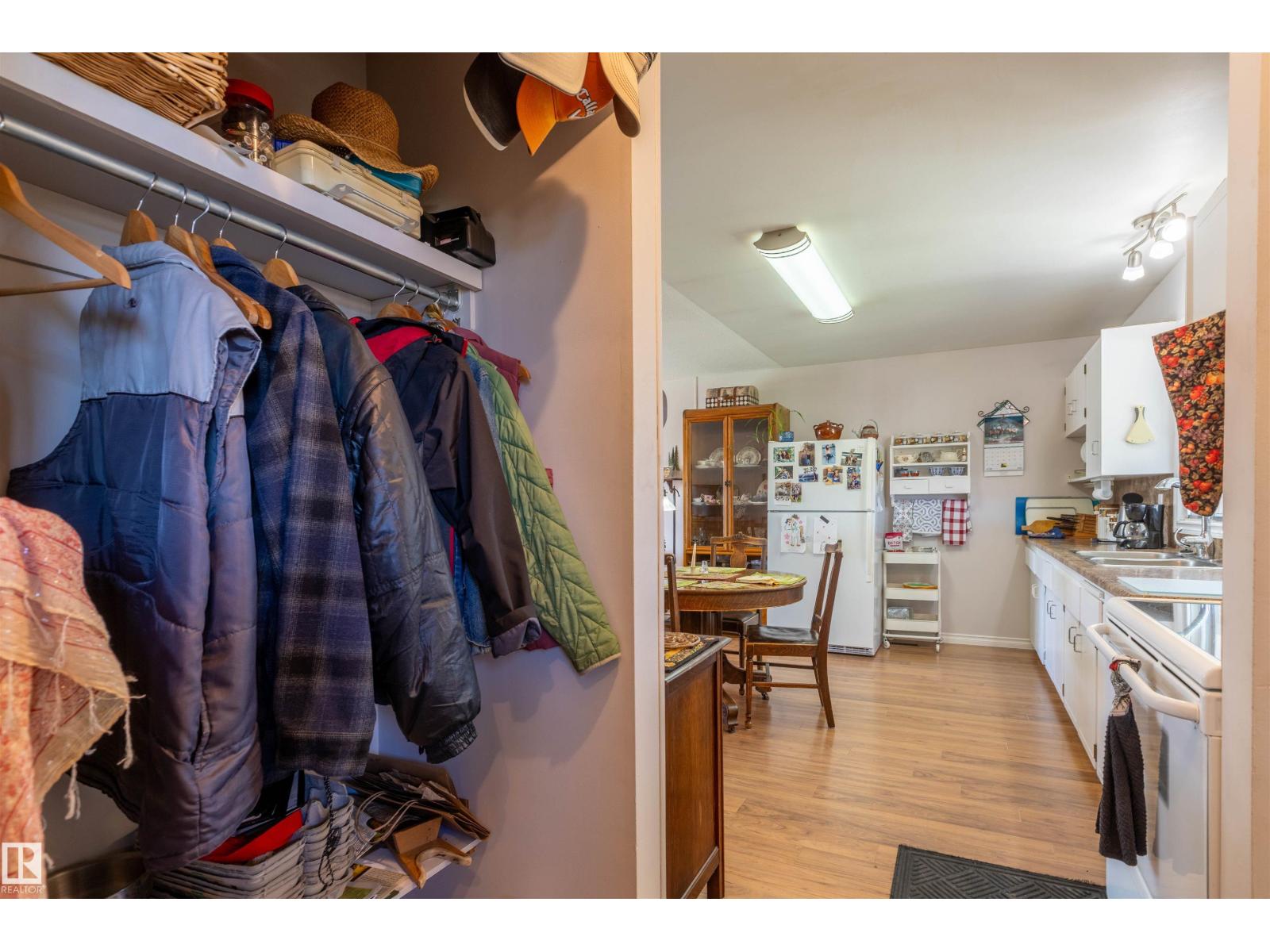 4904 56 Ave - 10