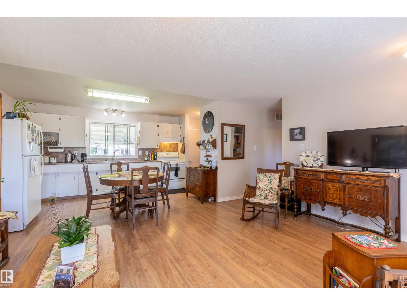 4904 56 Ave - 13