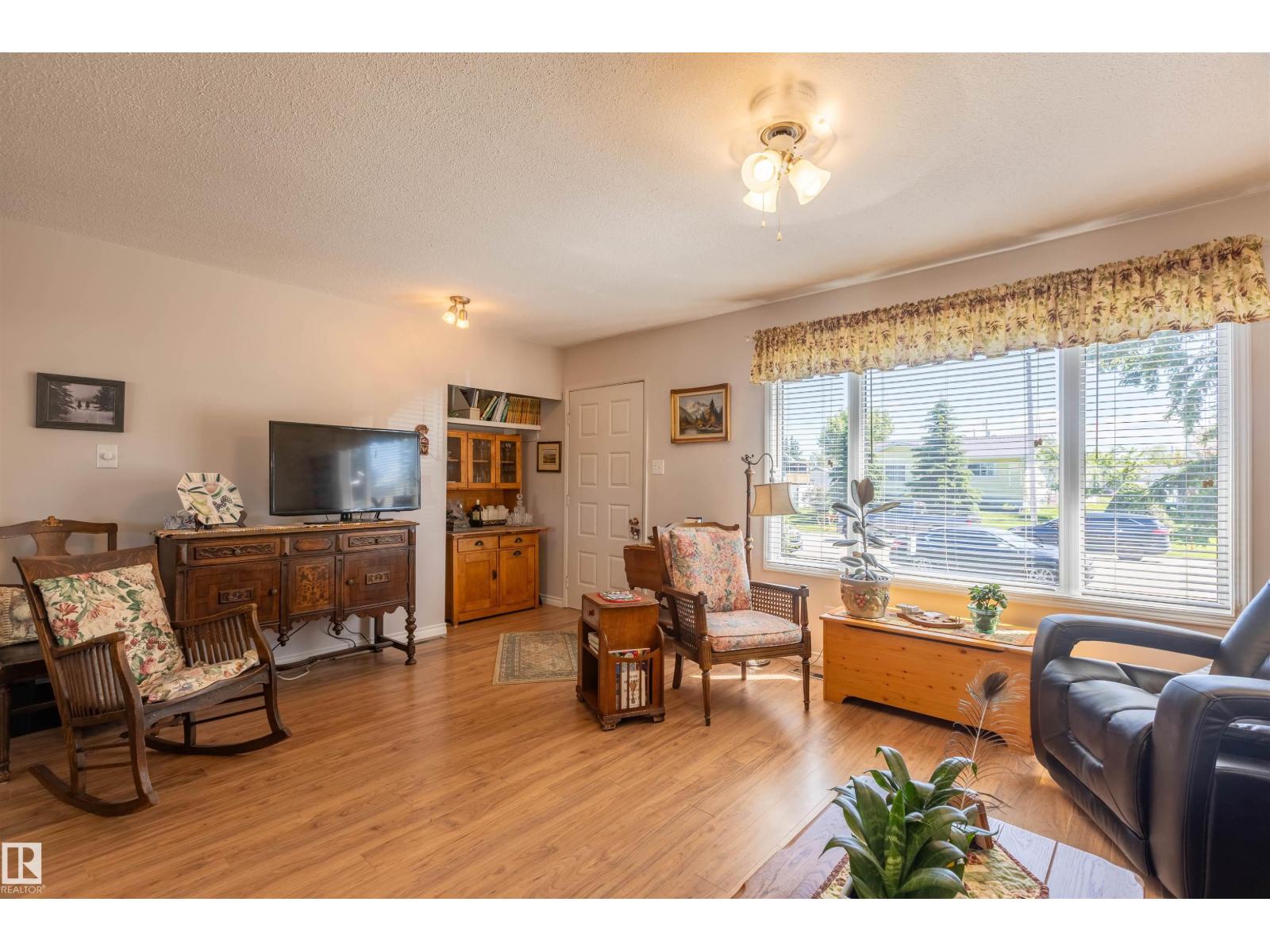 4904 56 Ave - 14