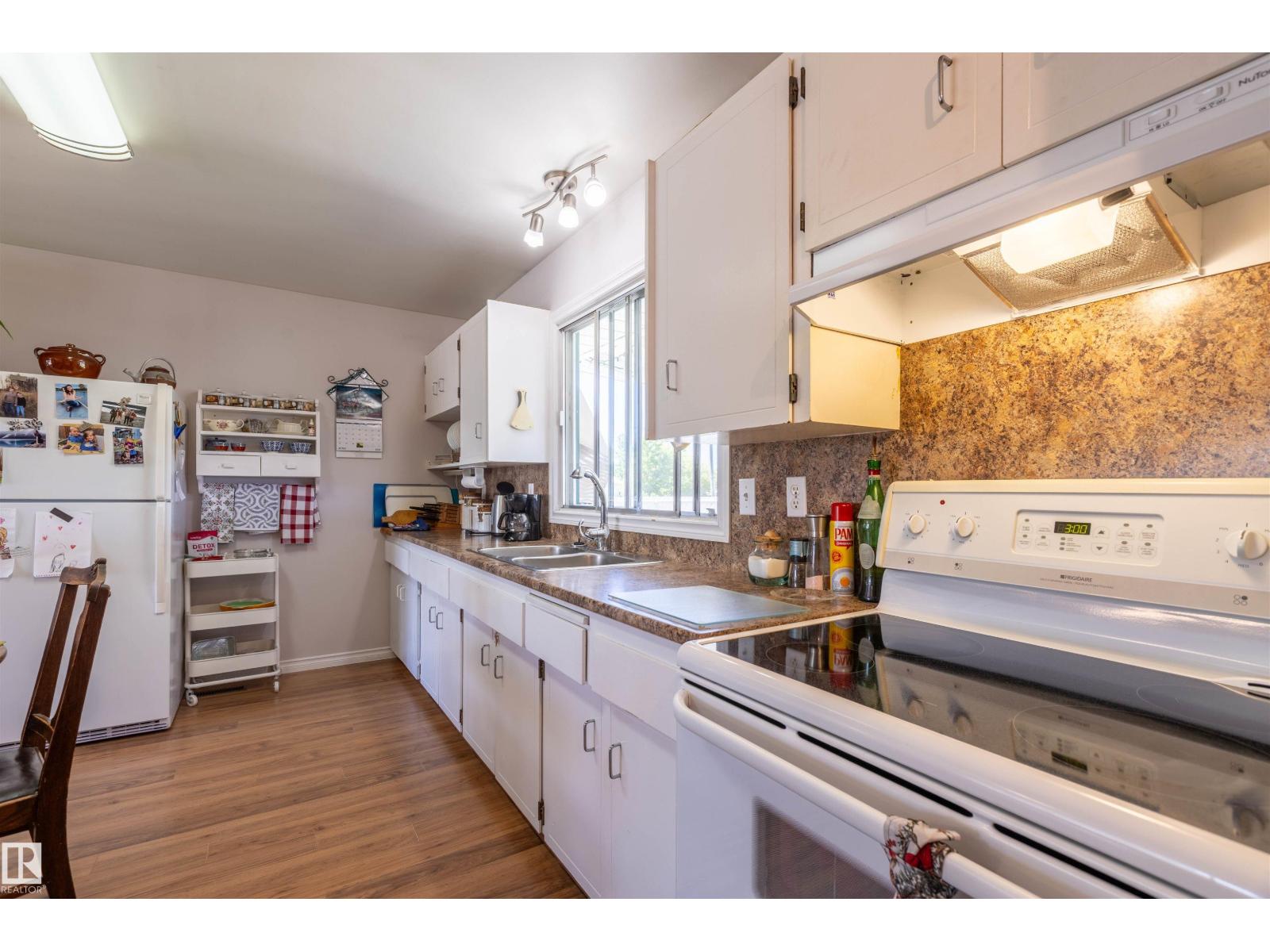 4904 56 Ave - 16