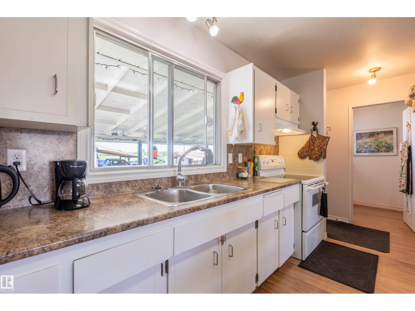 4904 56 Ave - 17