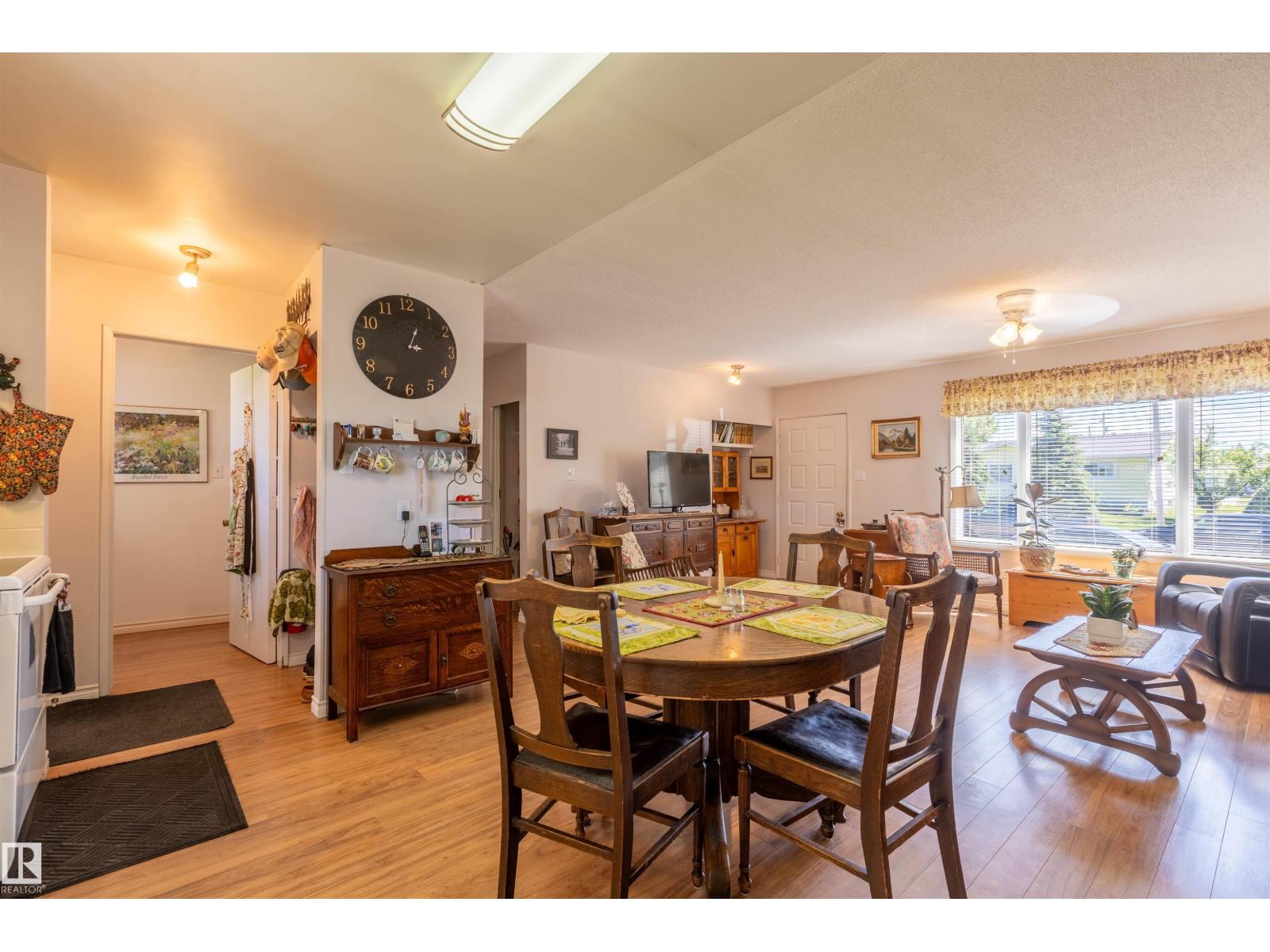 4904 56 Ave - 18