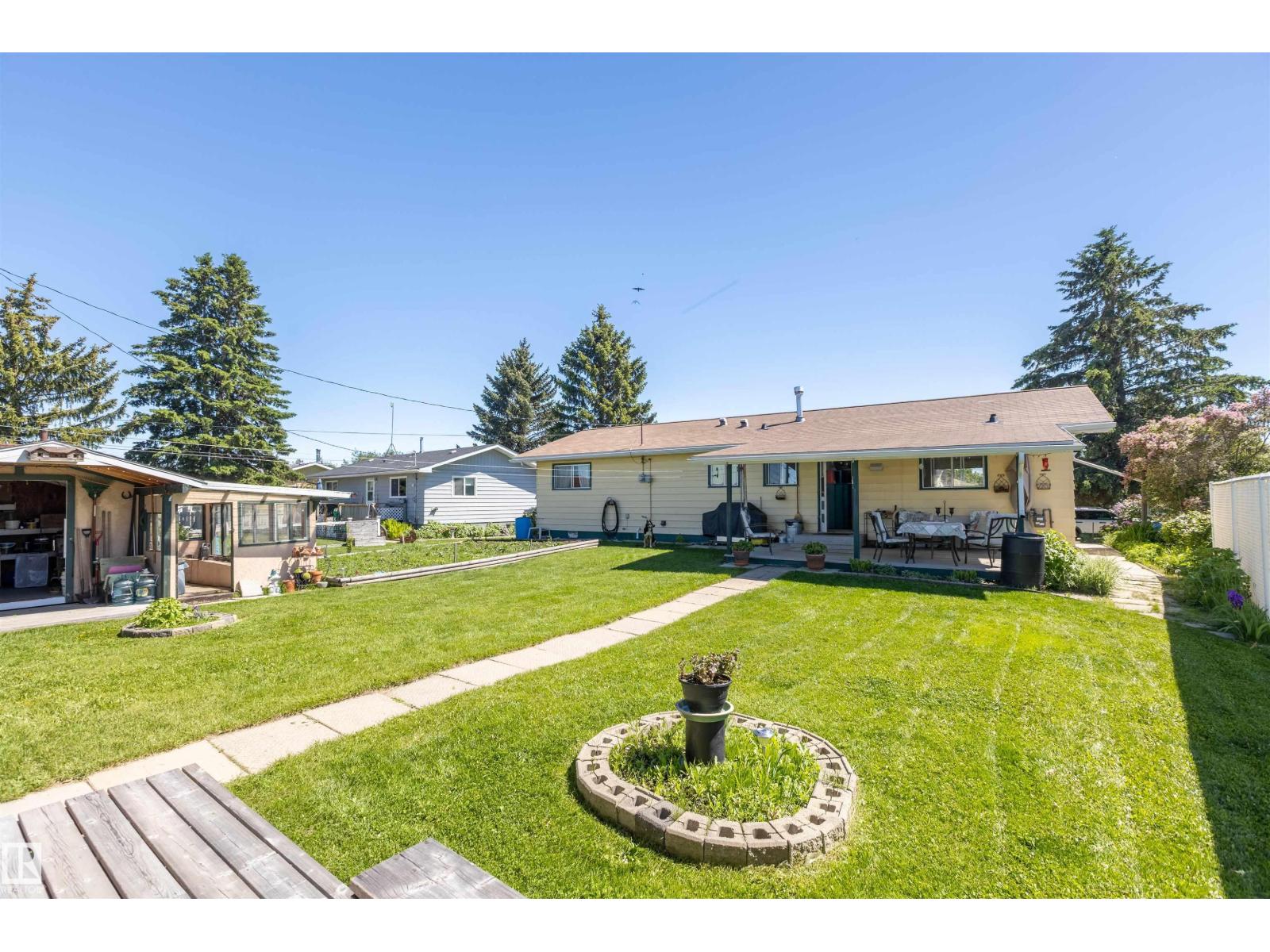 4904 56 Ave - 2
