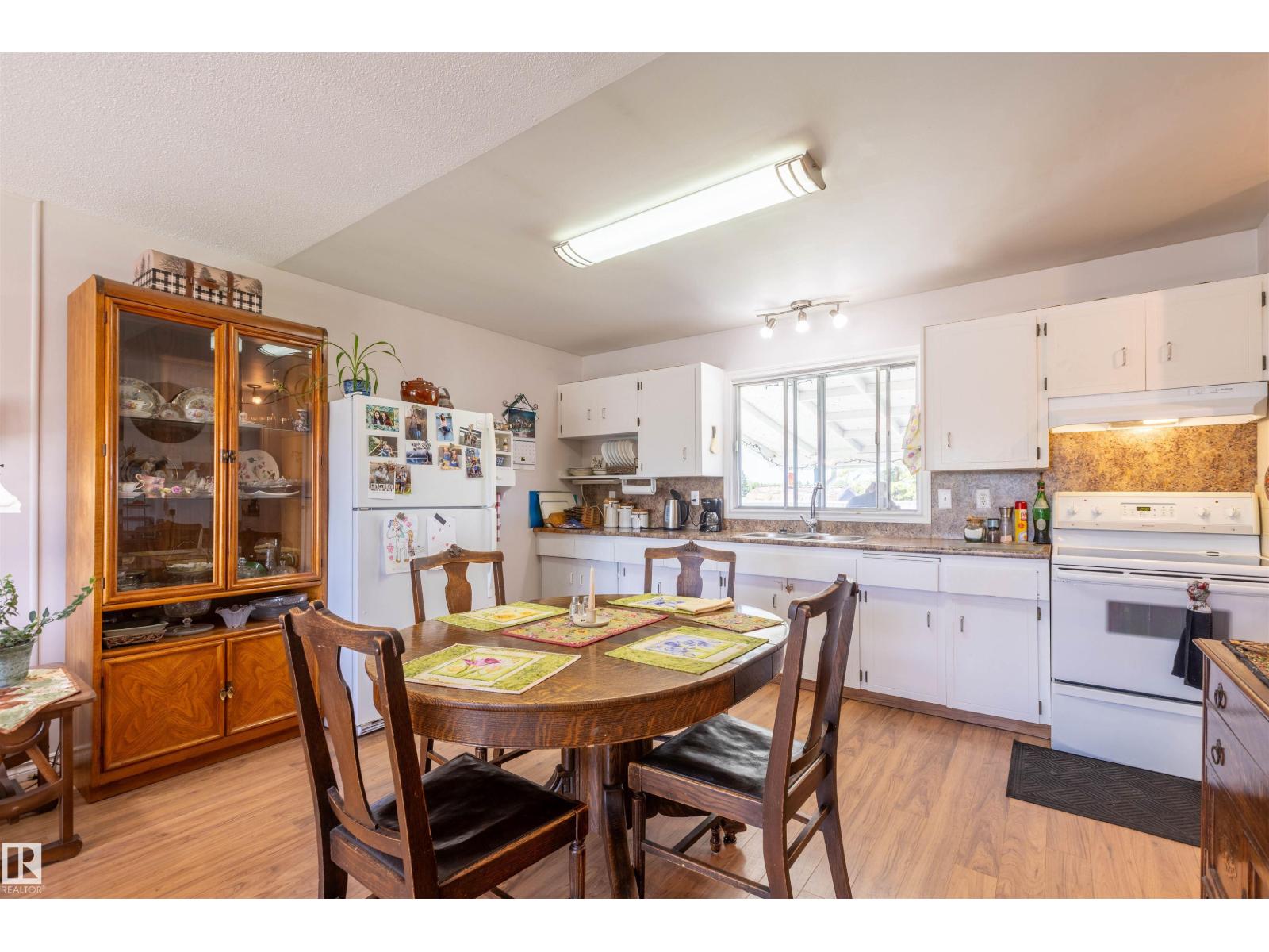 4904 56 Ave - 20