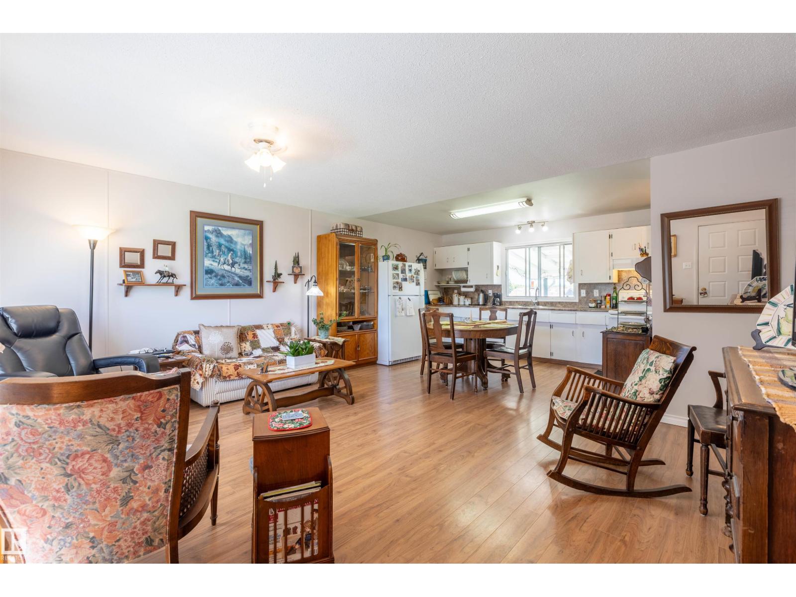 4904 56 Ave - 22