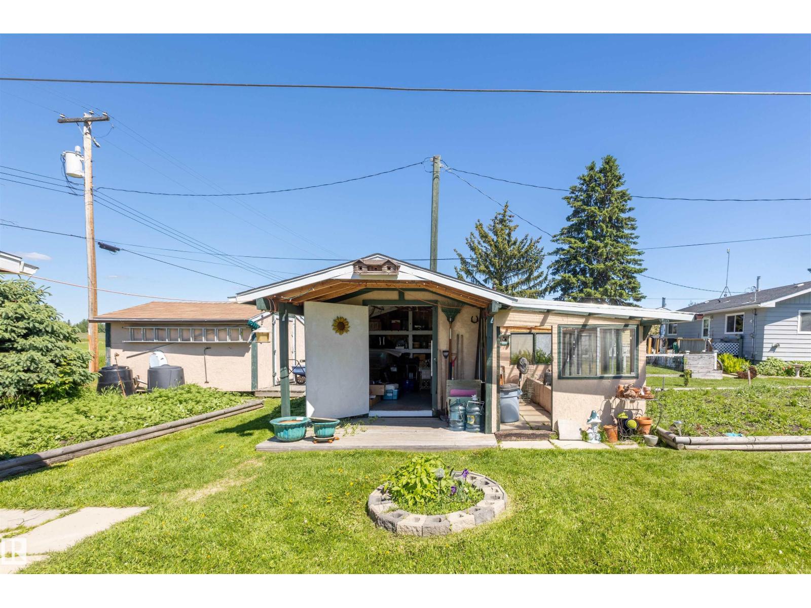 4904 56 Ave - 3