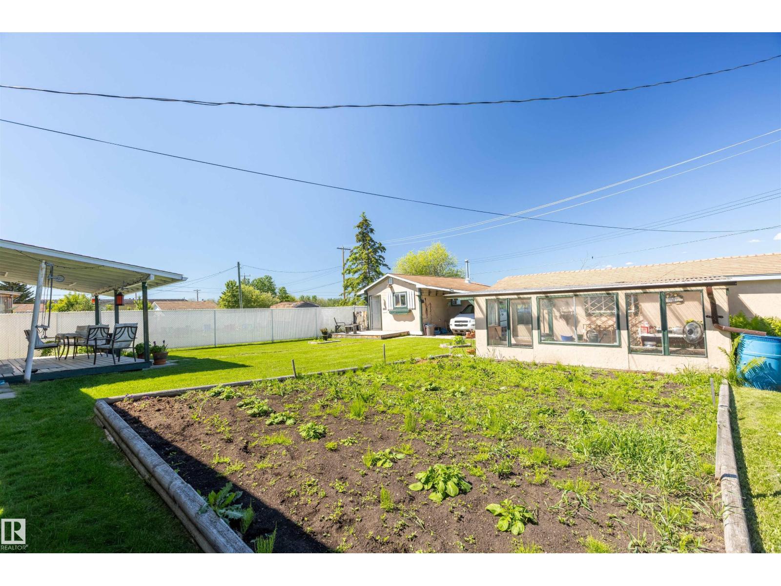 4904 56 Ave - 4
