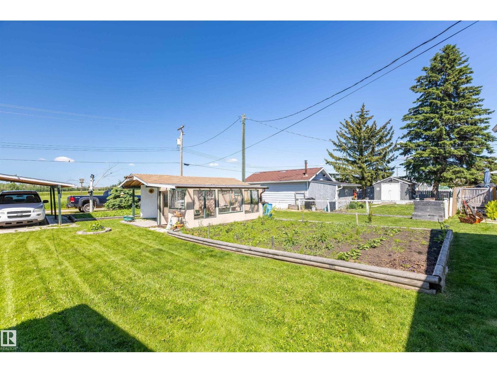 4904 56 Ave - 5