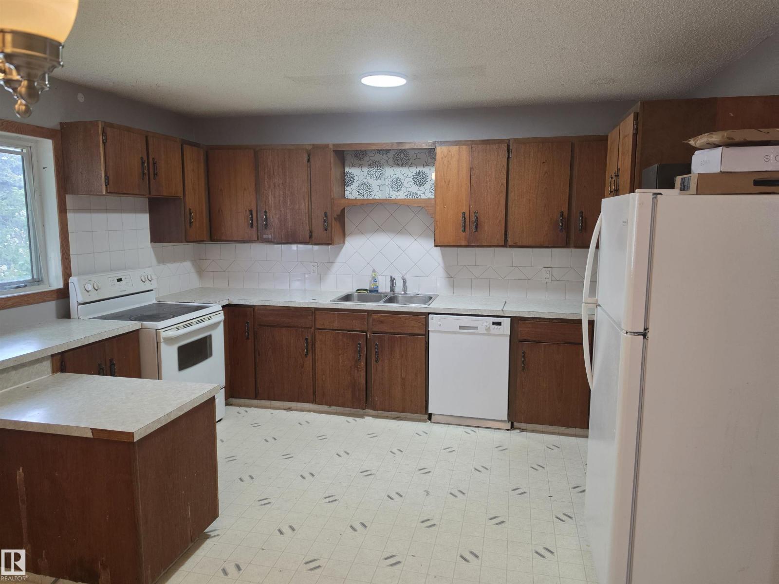 4923 51 AV — photo 11