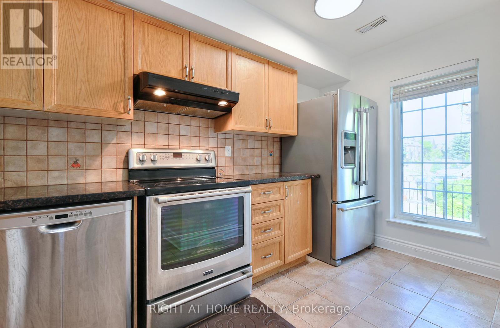 #35 80 STRATHAVEN DRIVE - 10