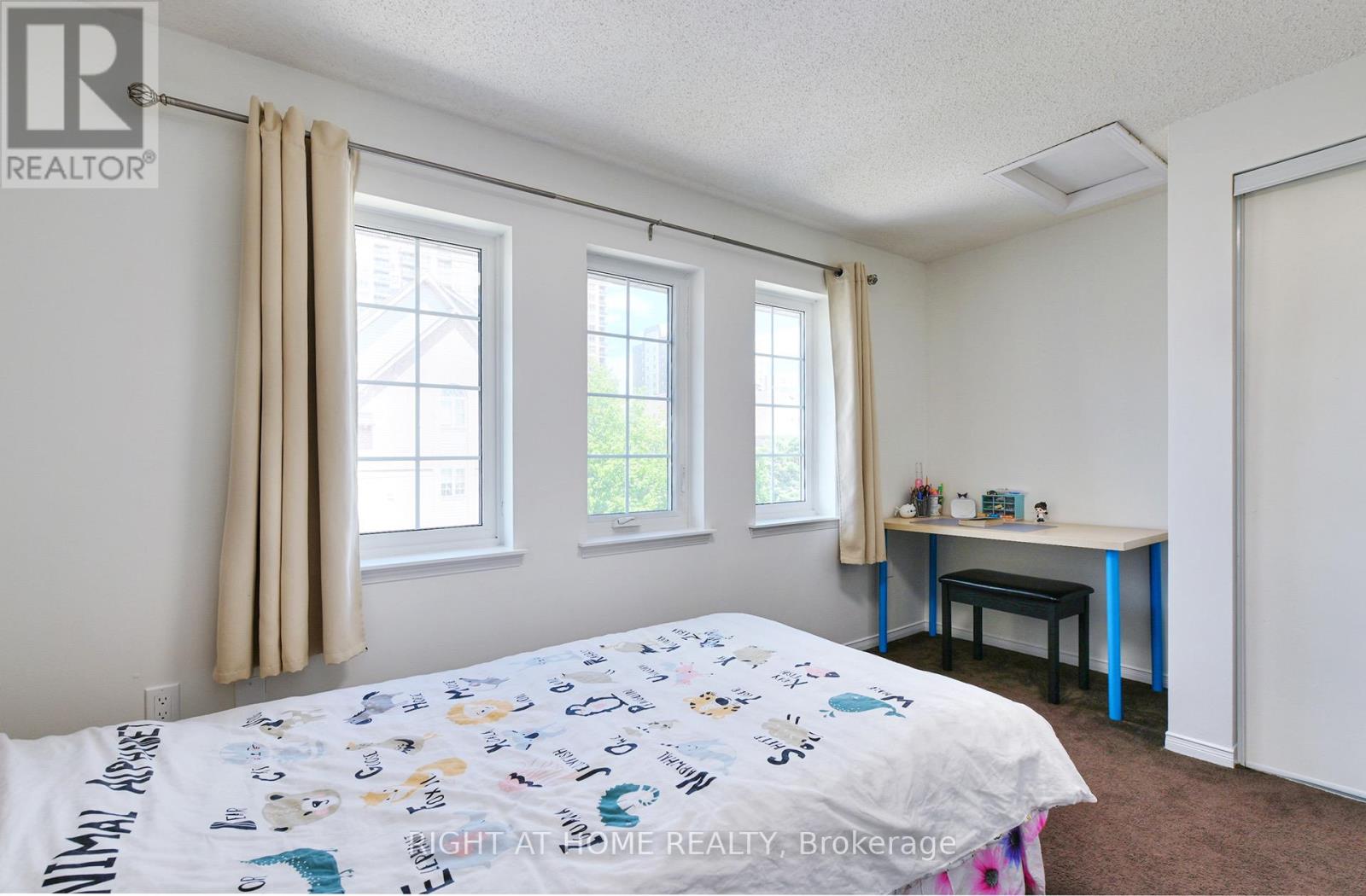 #35 80 STRATHAVEN DRIVE - 26