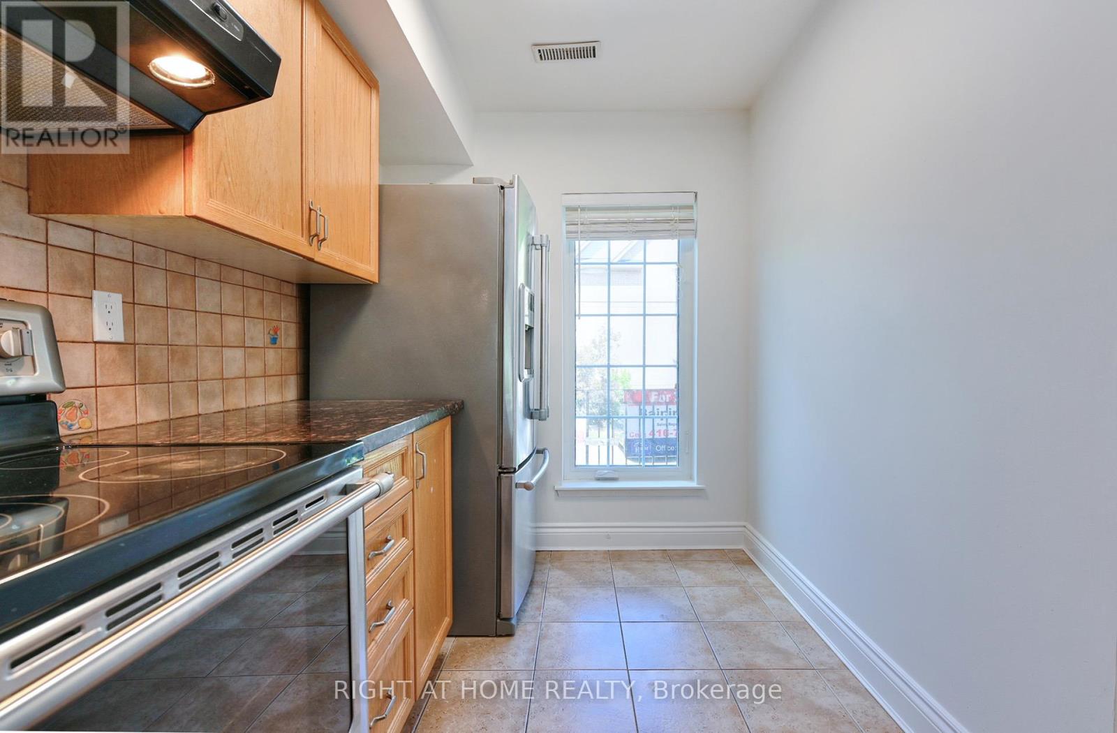 #35 80 STRATHAVEN DRIVE - 8