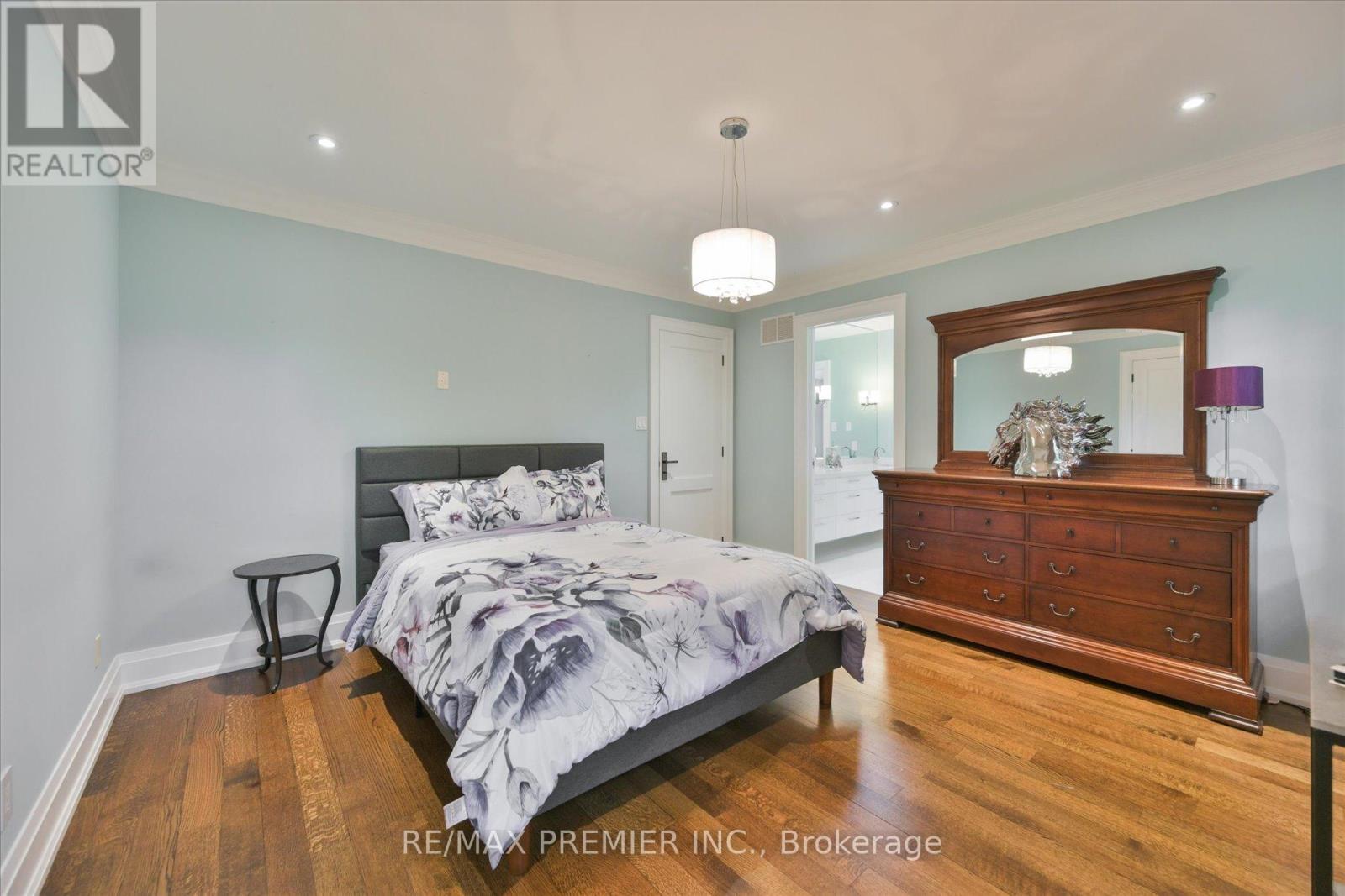 3 COWLEY AVENUE - 33