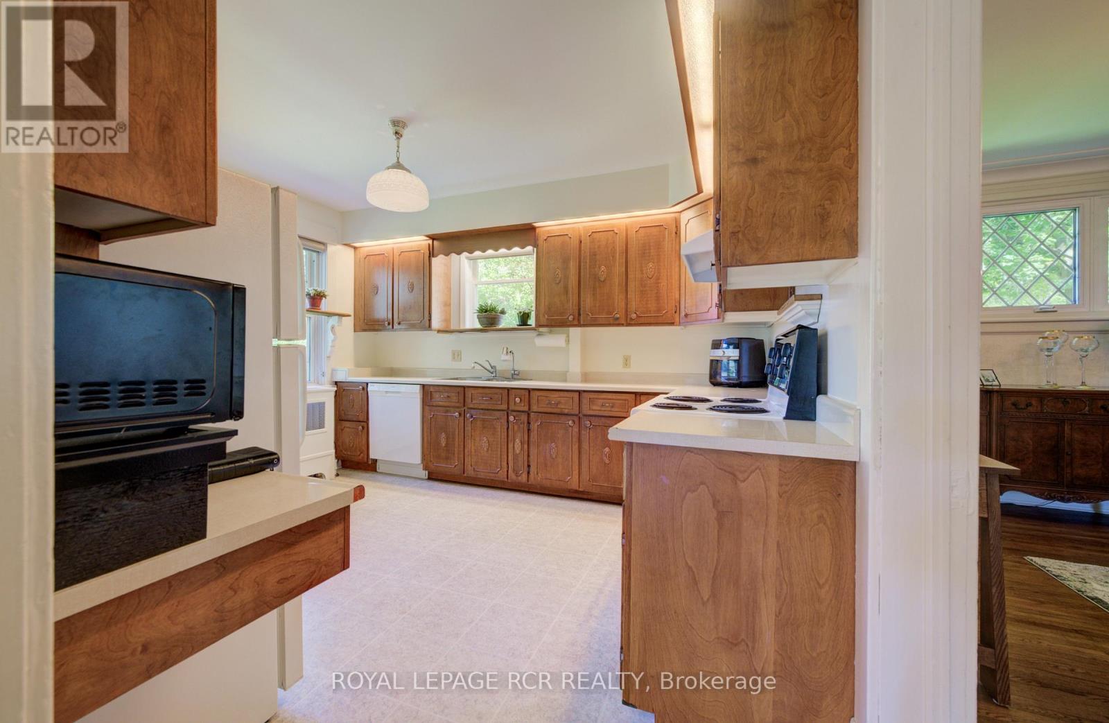 287 FERGUS STREET N - 22