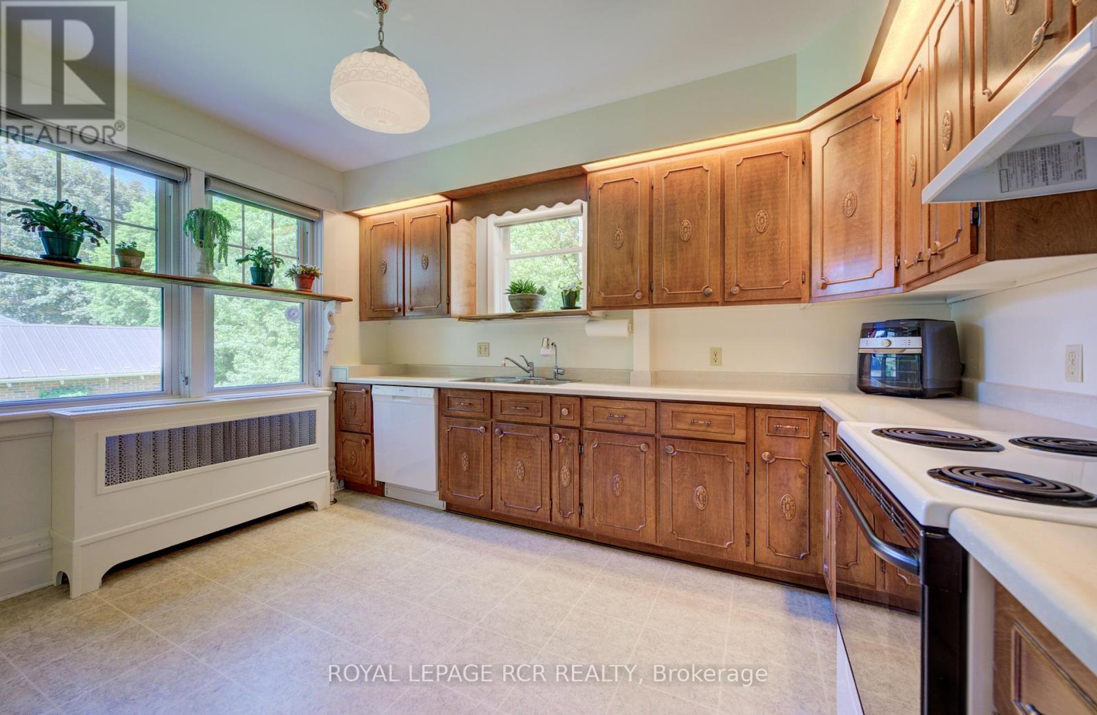 287 FERGUS STREET N - 23