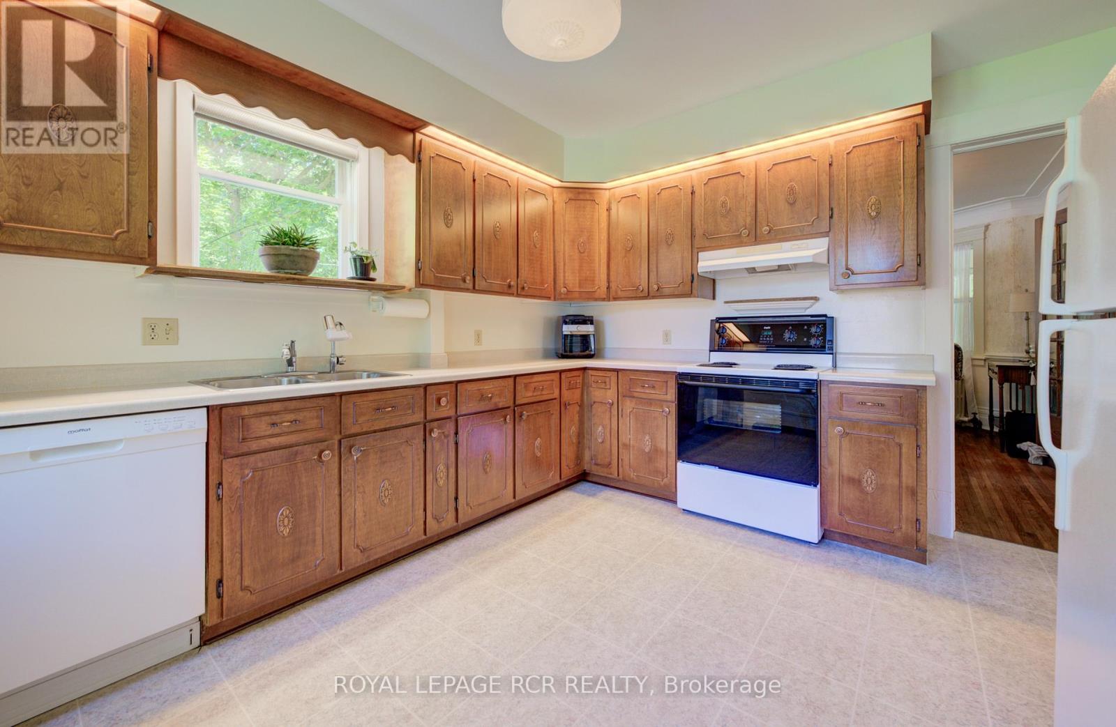 287 FERGUS STREET N - 24