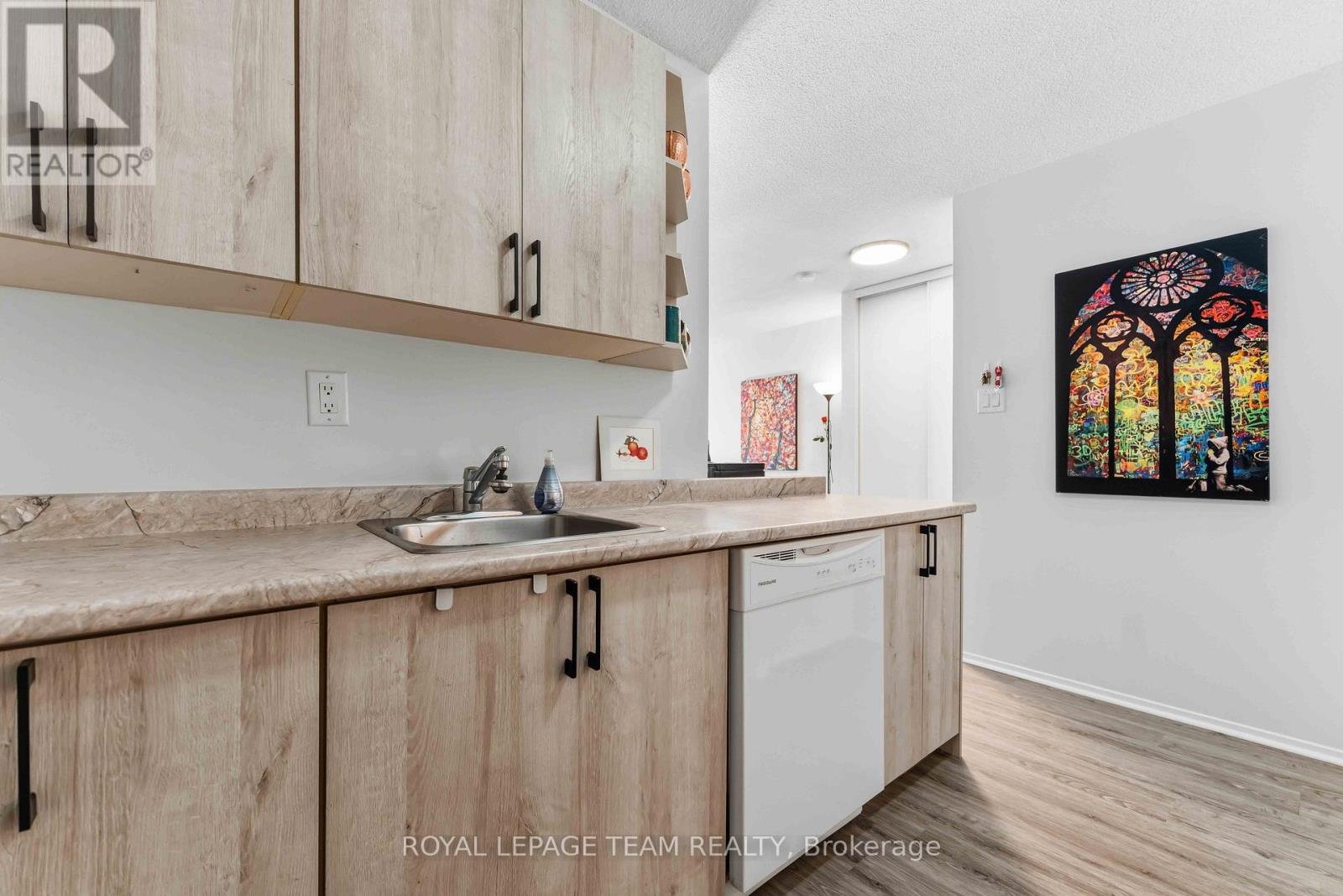#203 110 FORWARD AVENUE - 11