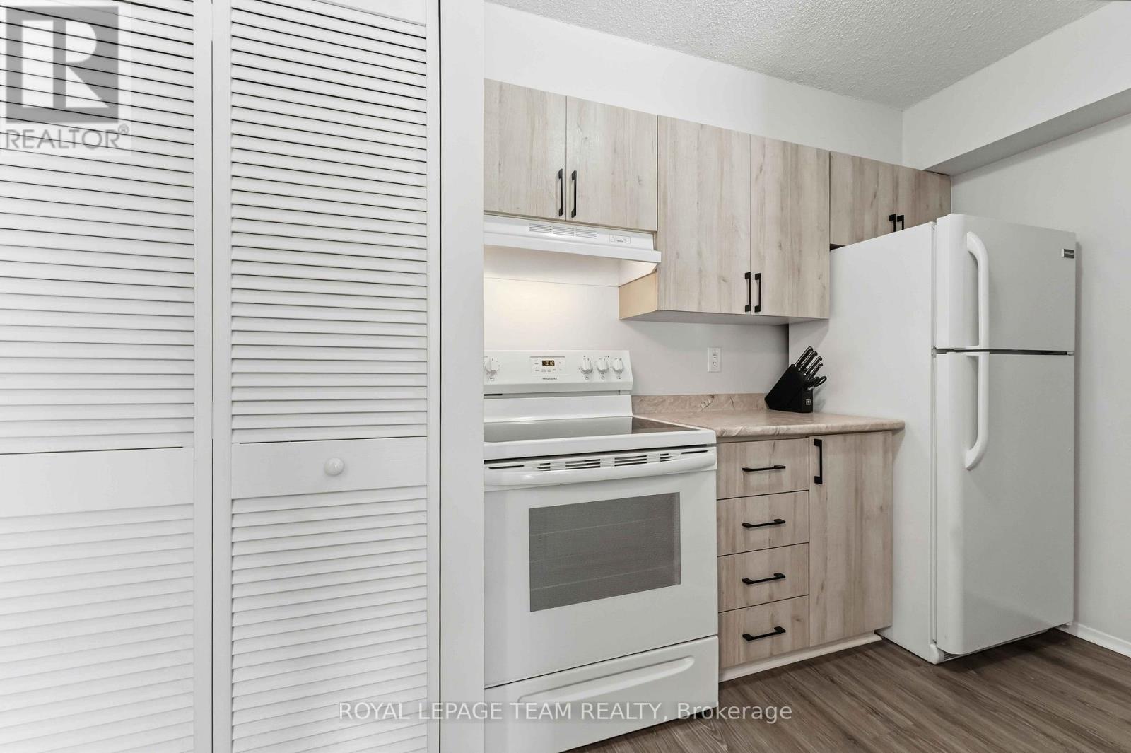 #203 110 FORWARD AVENUE - 8