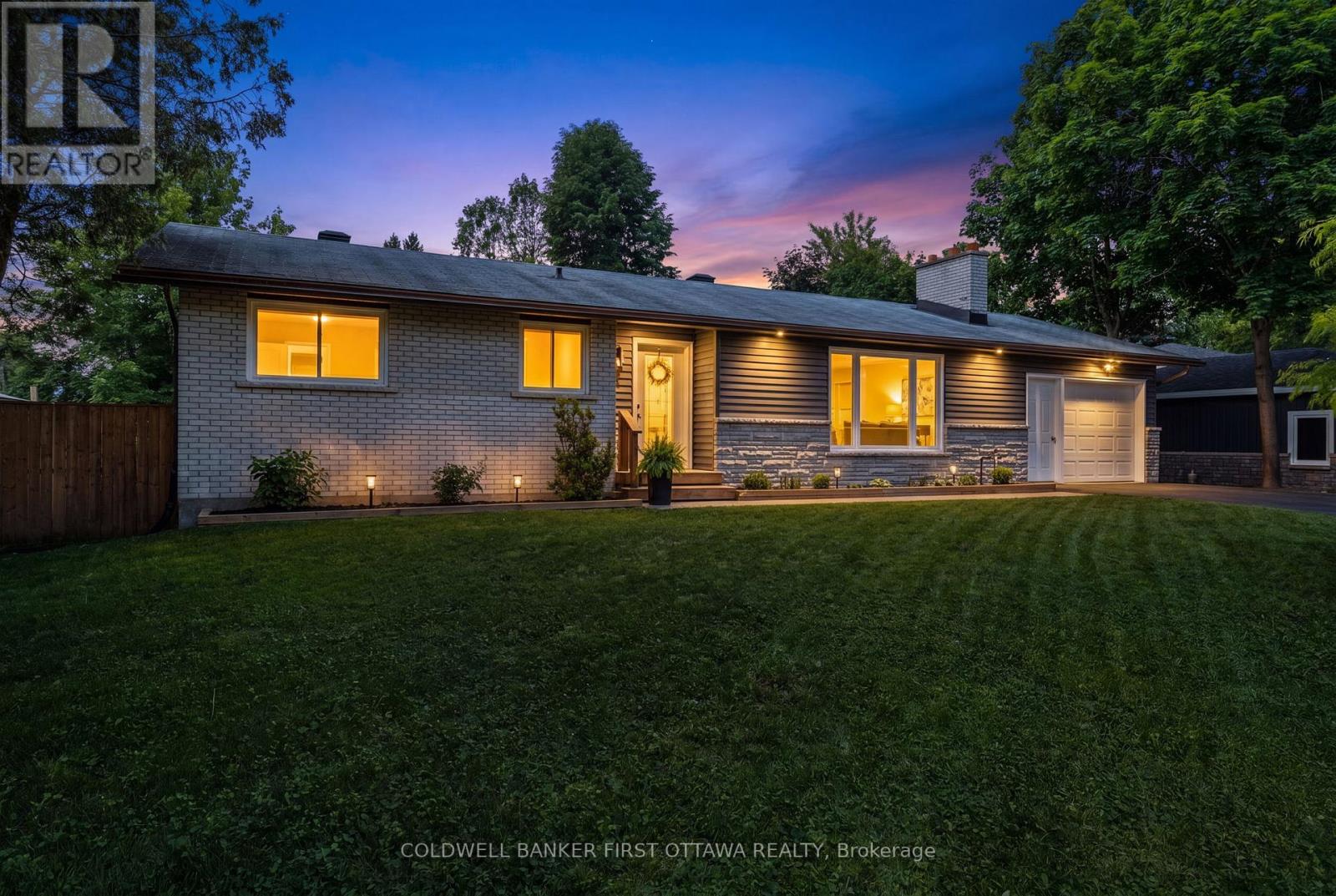 Welcome home to 5276 Hillcrest Dr in Manotick!